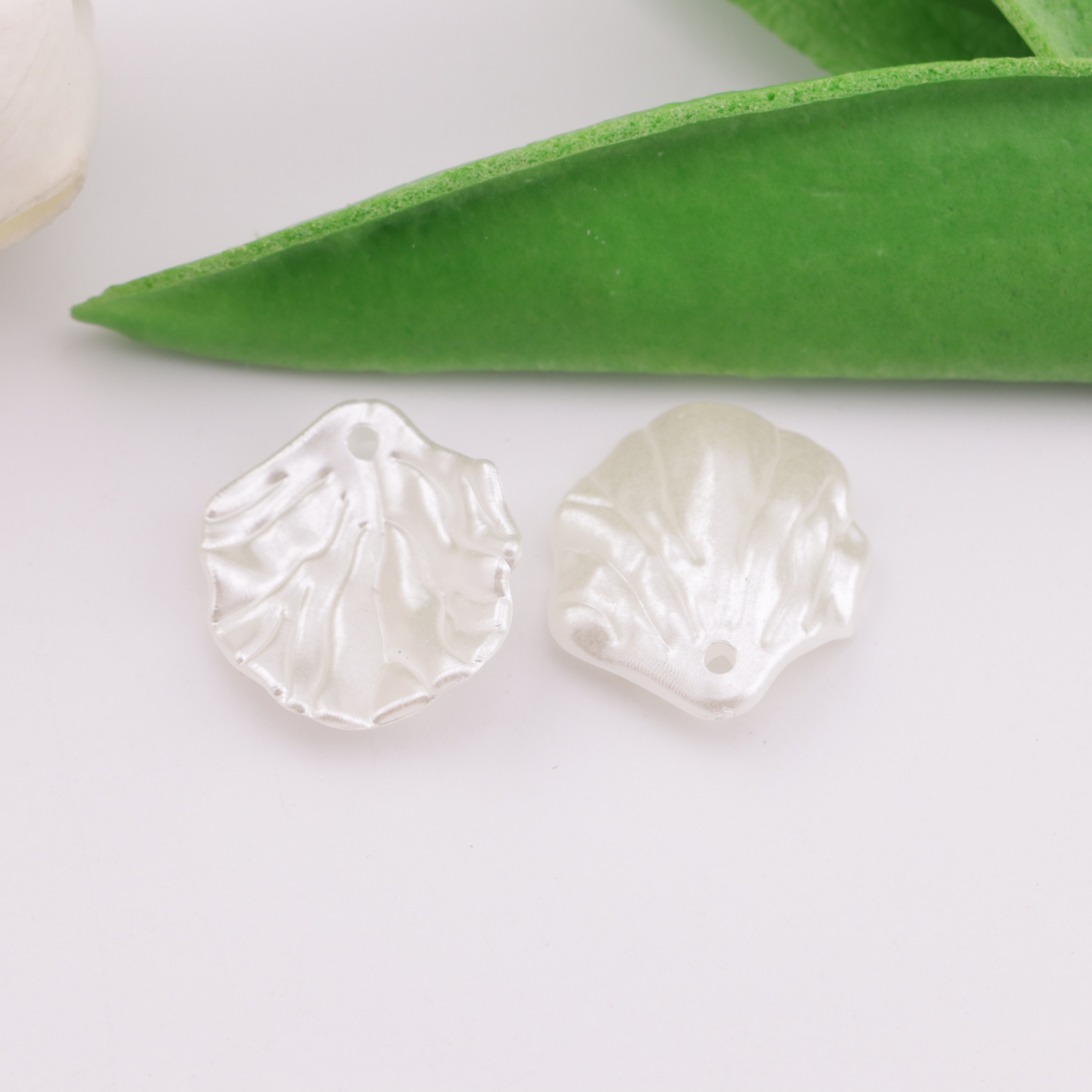 FS5816- 17*20mm Big Pearlescent Perforated Petals