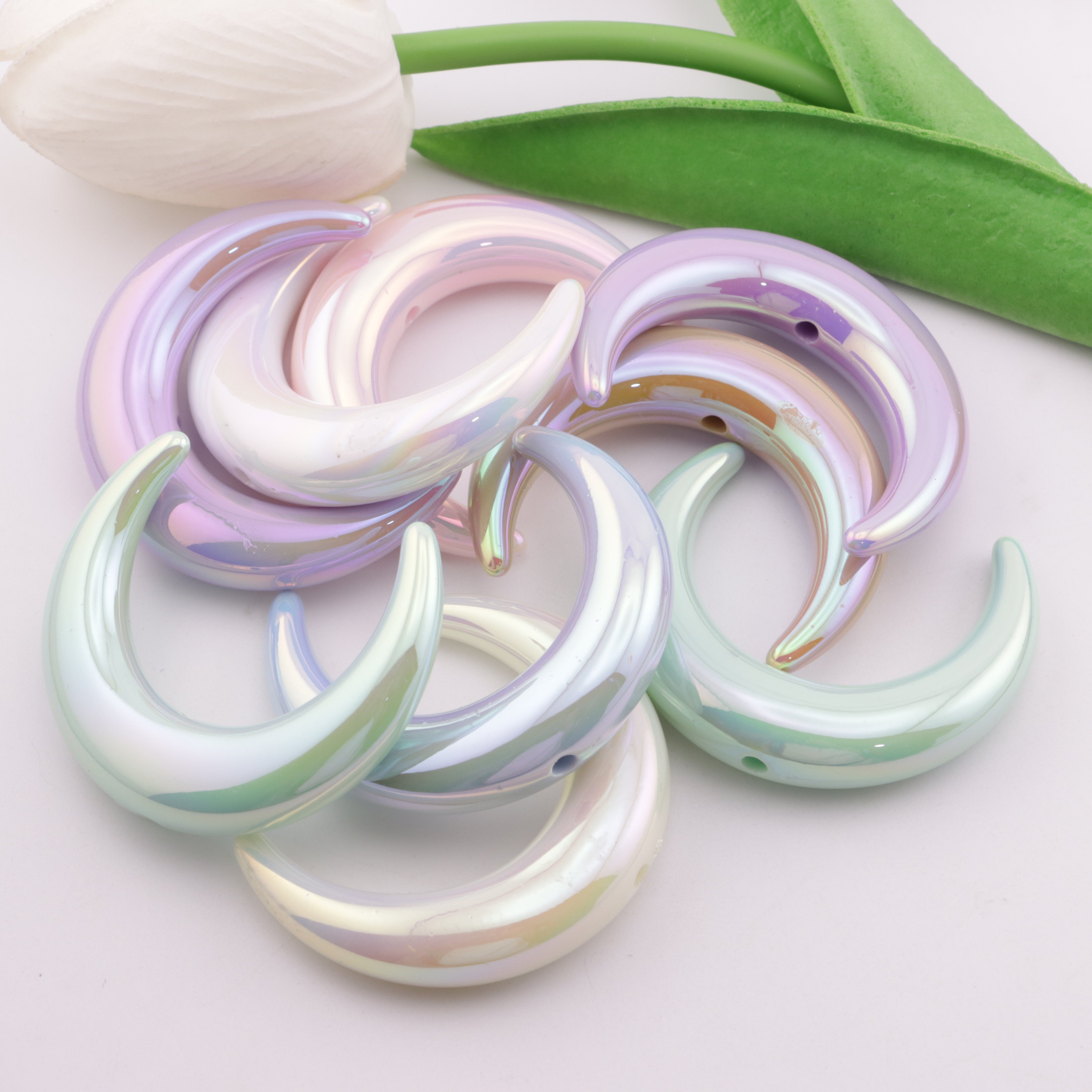 FS5211- Approximately 35×47mm Single-Hole Vertical-Hole Moon Acrylic Beads