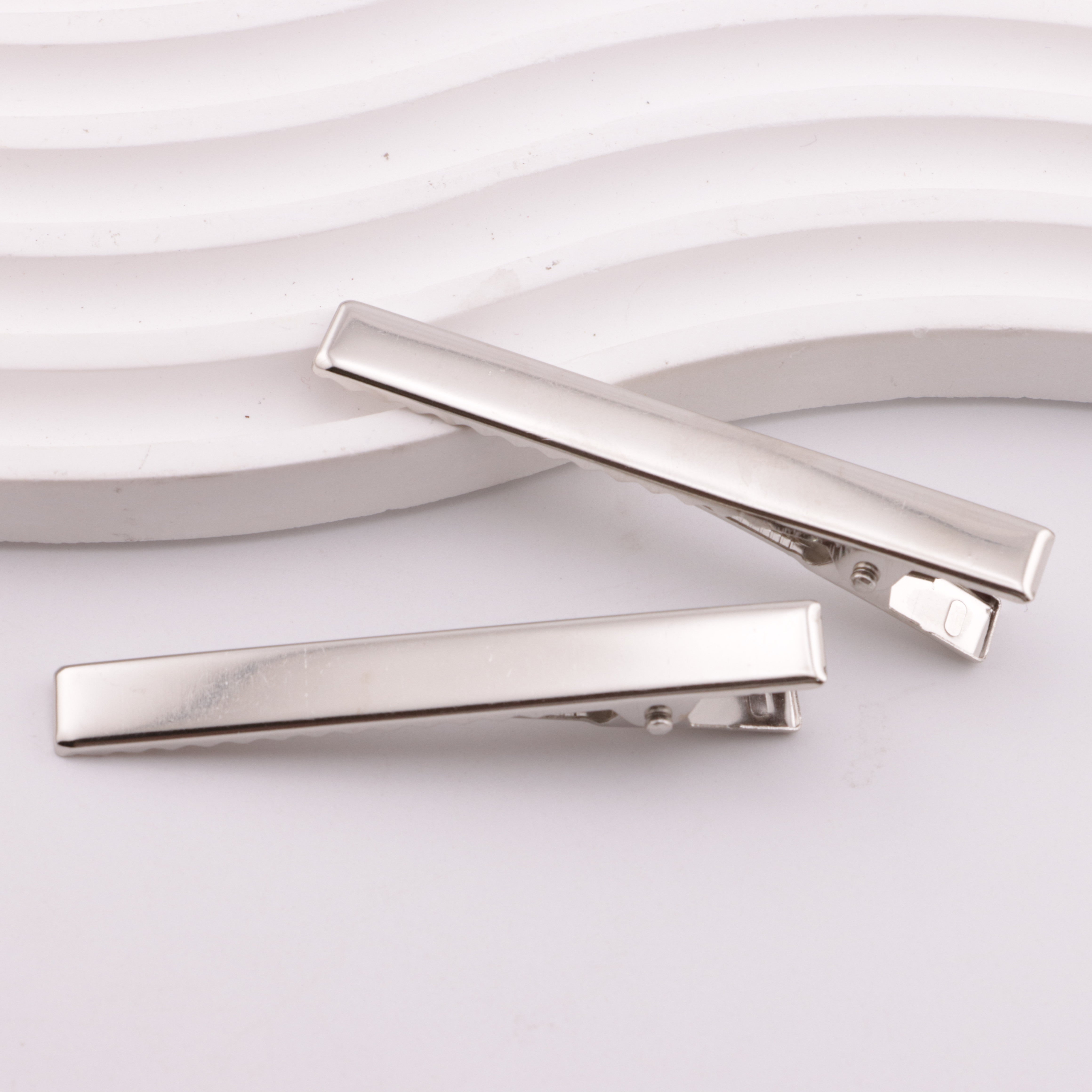 FS5772- A Duckbill Clip Measuring 6.5 Cm In Length And 0.9 Cm In Width