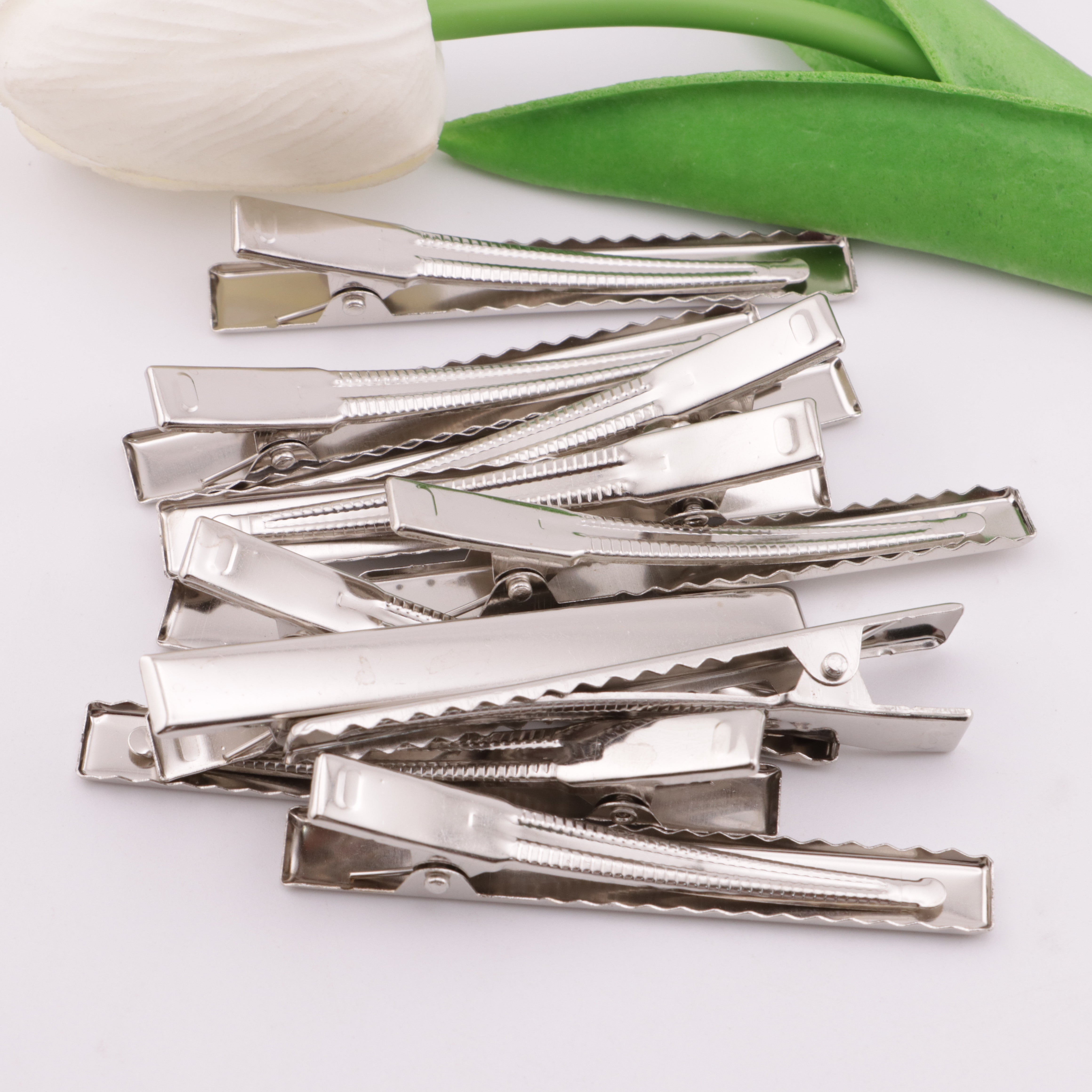 FS5772- A Duckbill Clip Measuring 6.5 Cm In Length And 0.9 Cm In Width