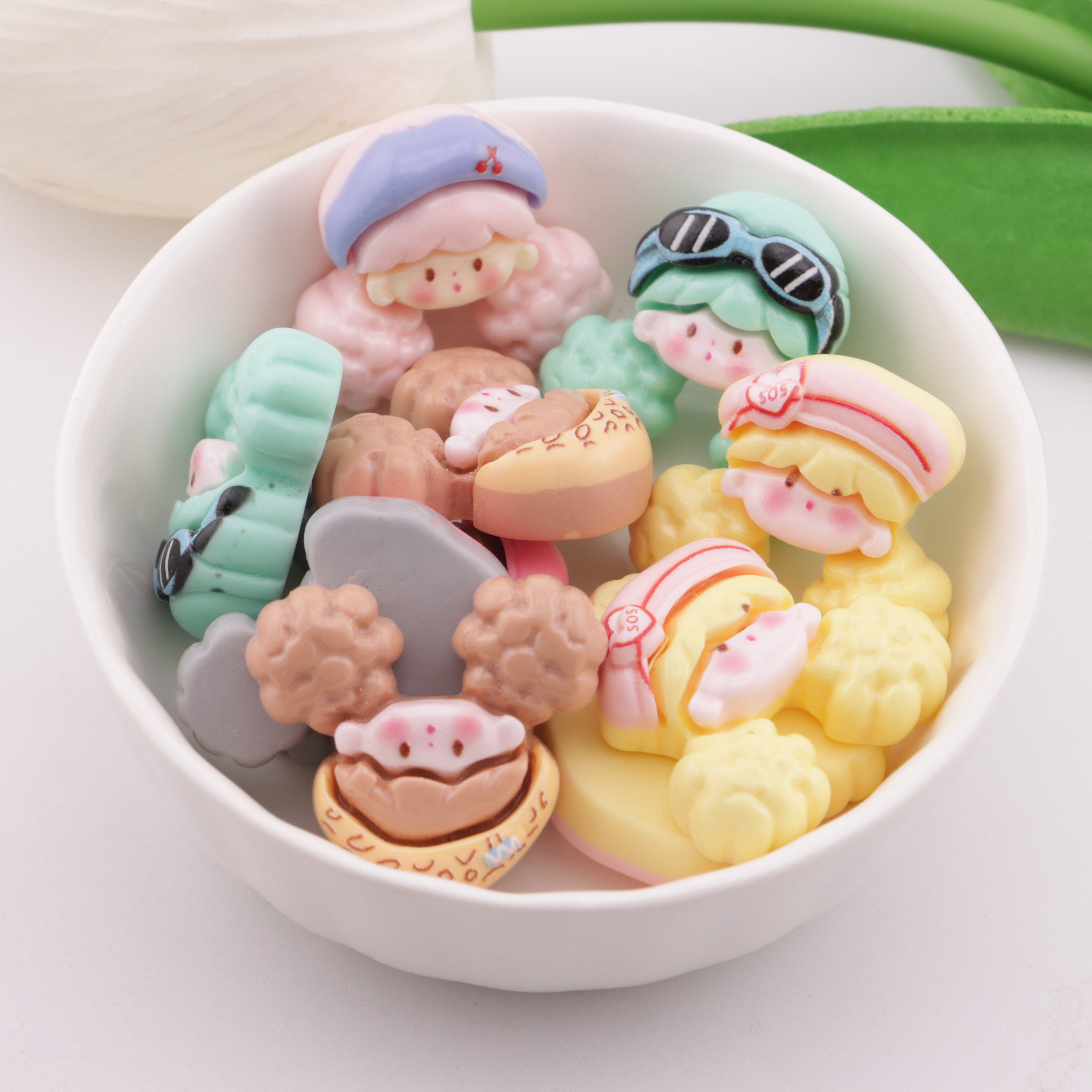 FS4513- Girls' Head Resin Charms