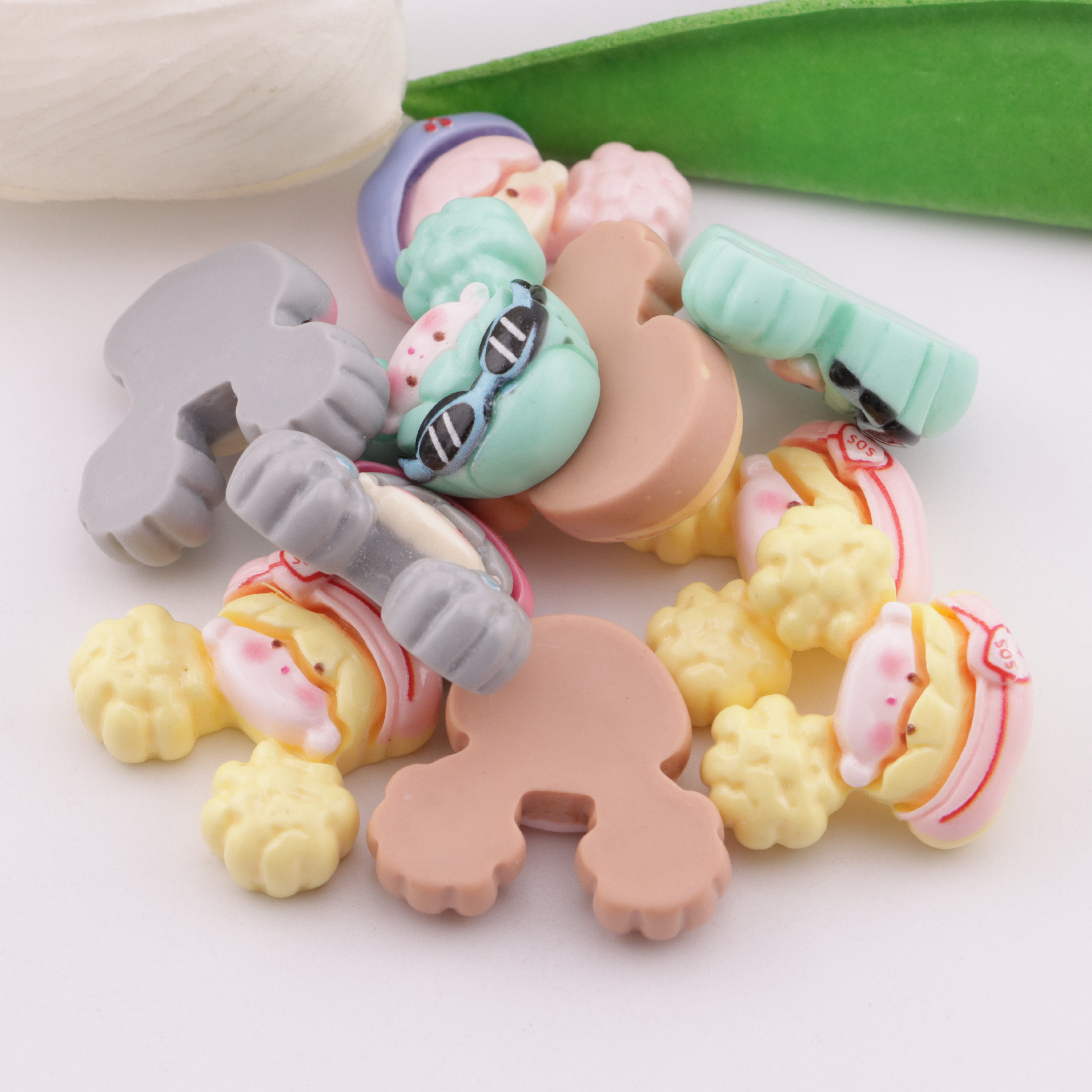 FS4513- Girls' Head Resin Charms