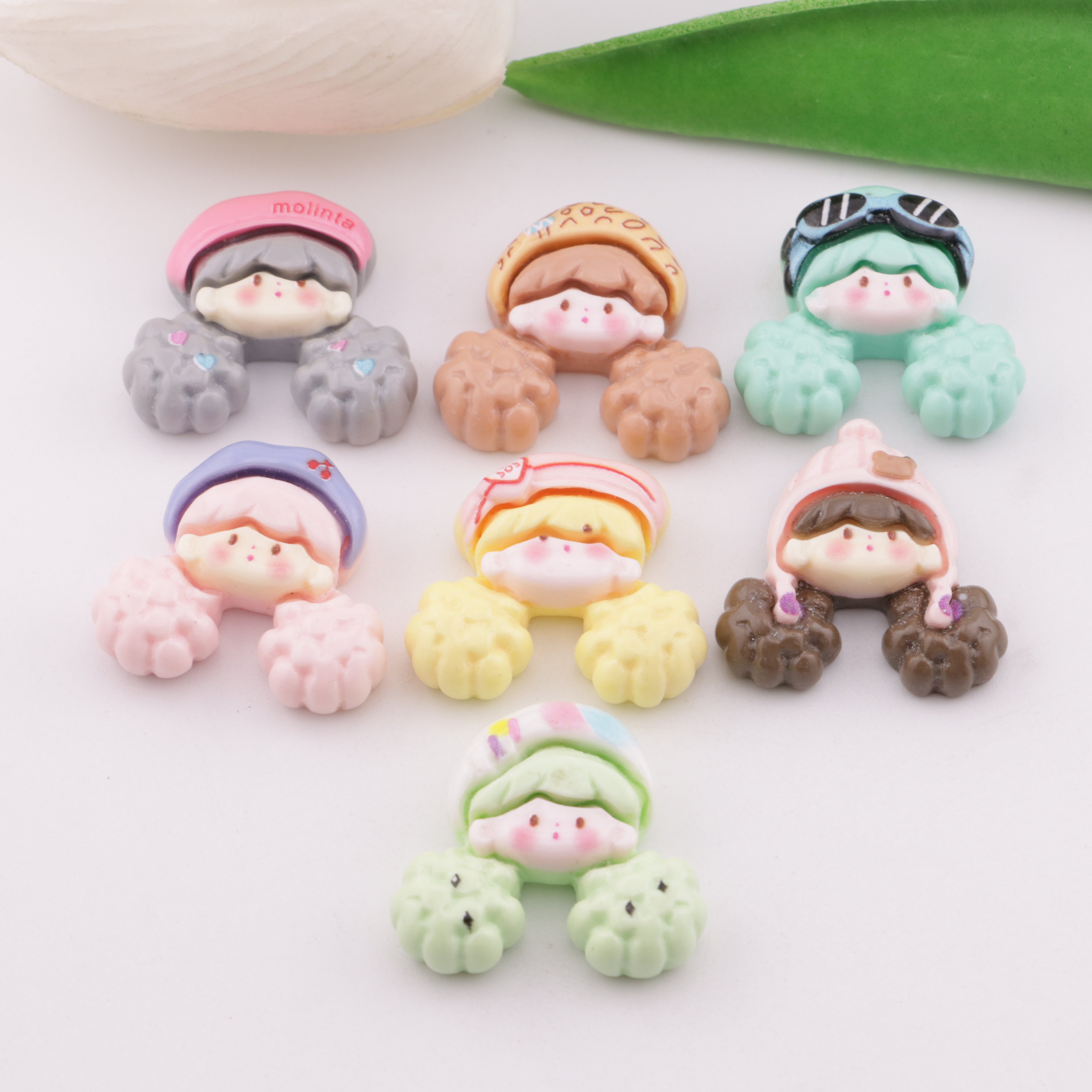 FS4513- Girls' Head Resin Charms