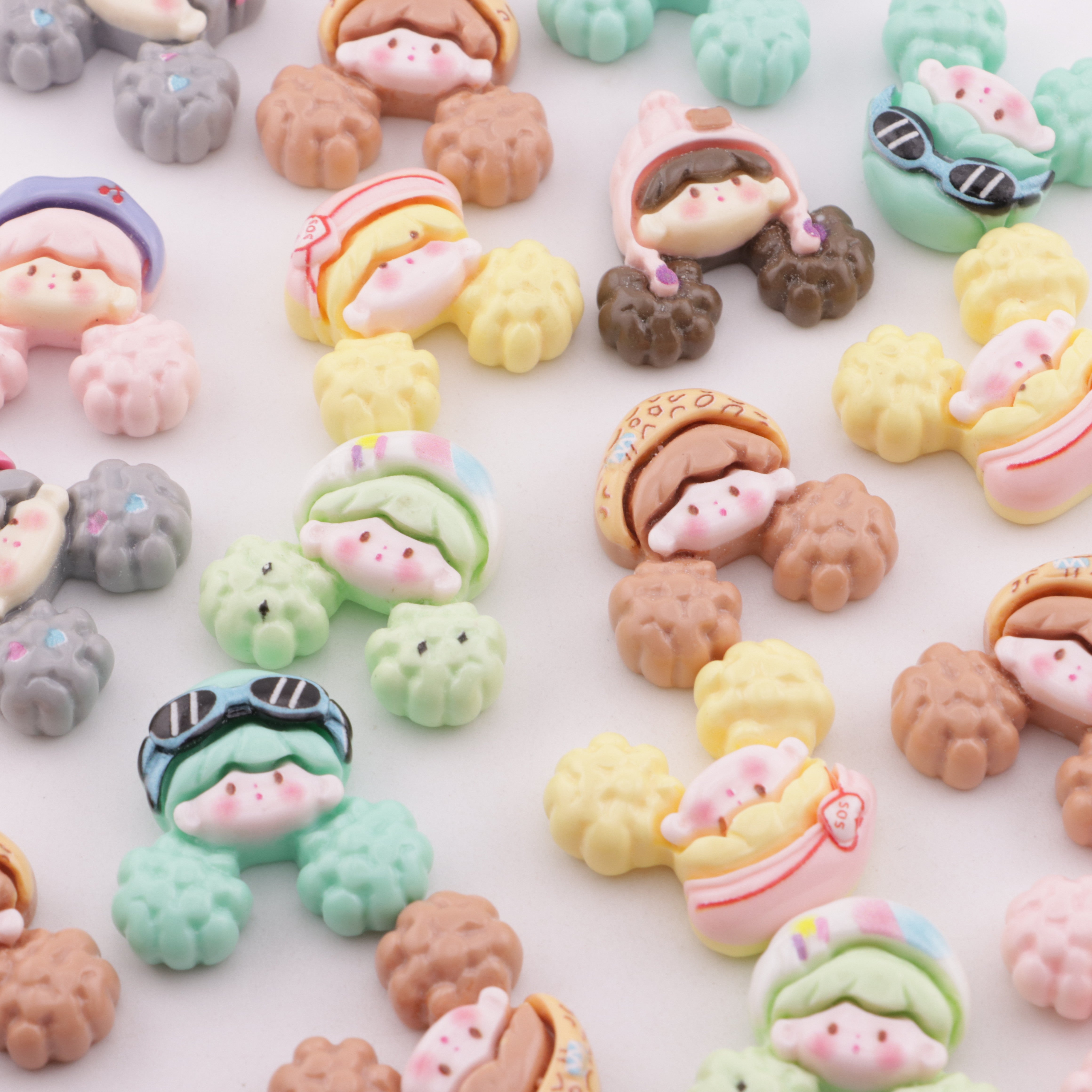 FS4513- Girls' Head Resin Charms