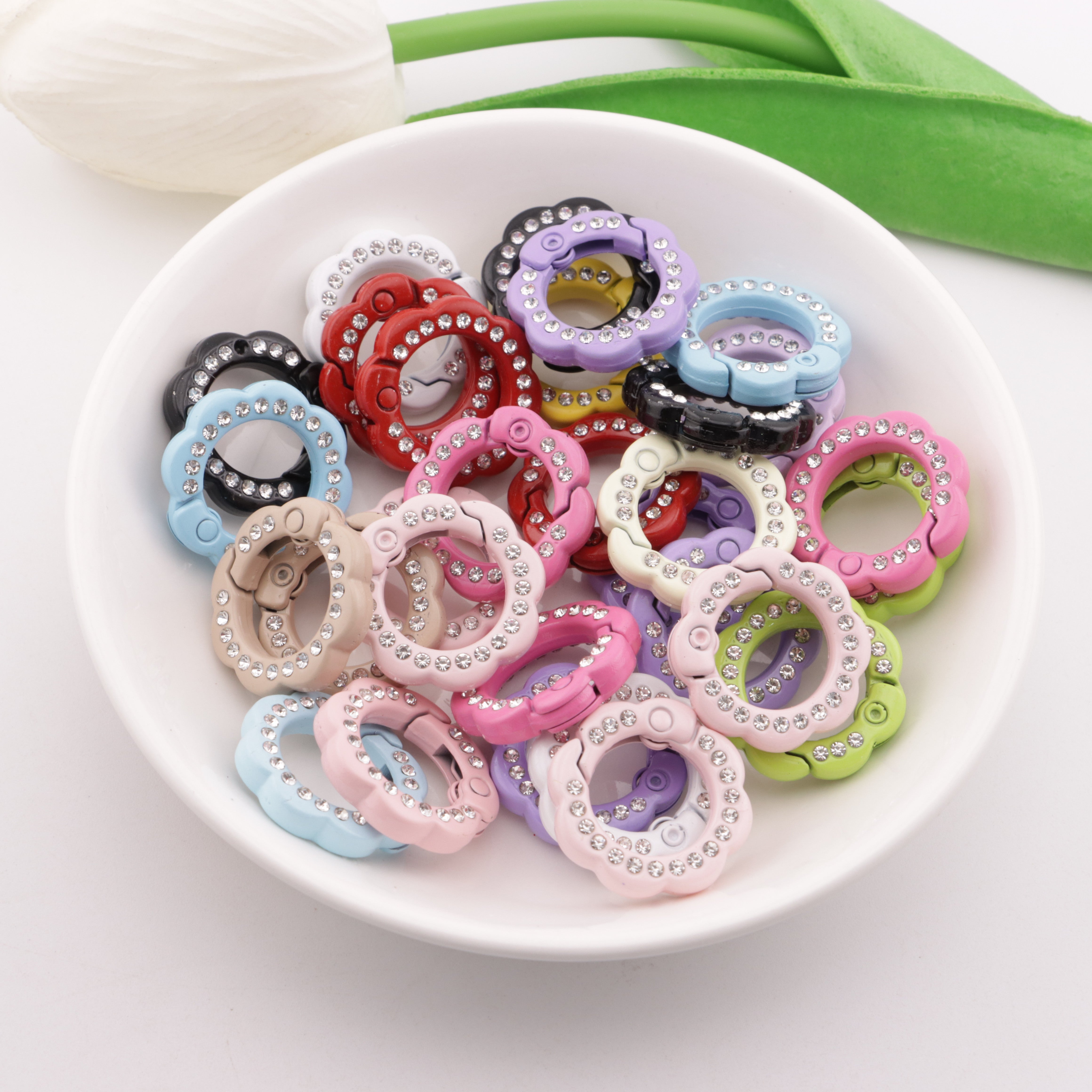 FS5953- 21mm Wavy Round Keychain With Diamonds