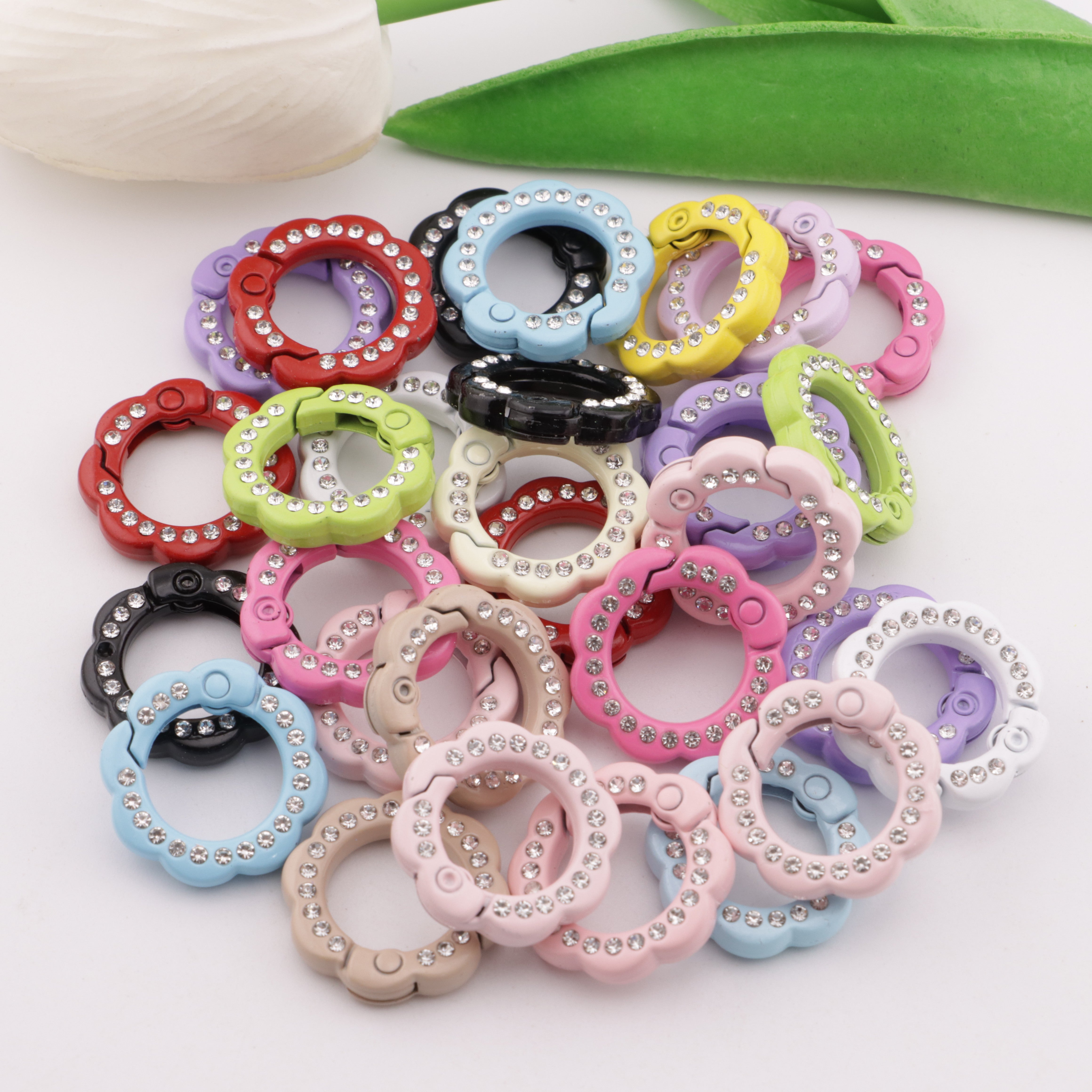 FS5953- 21mm Wavy Round Keychain With Diamonds