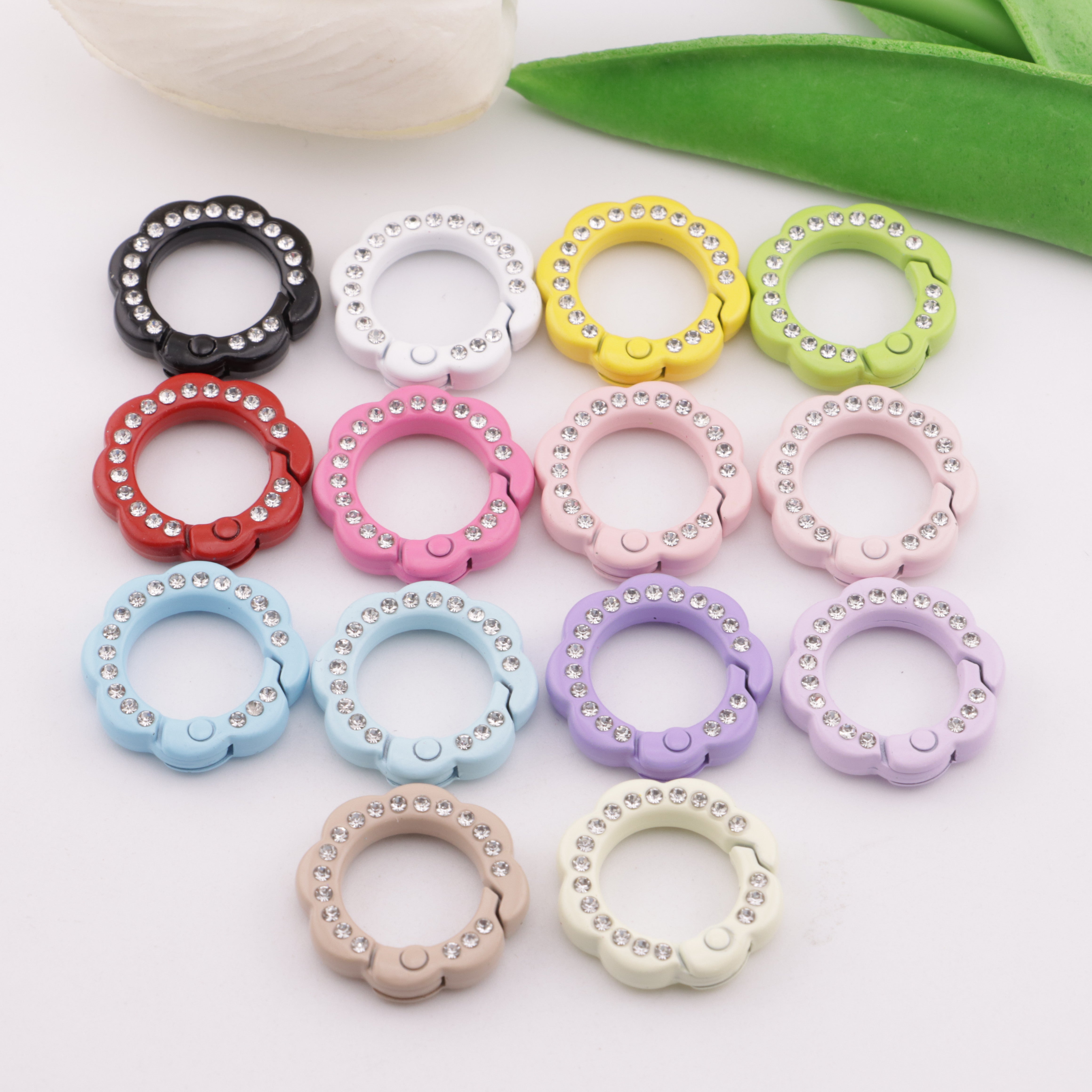 FS5953- 21mm Wavy Round Keychain With Diamonds