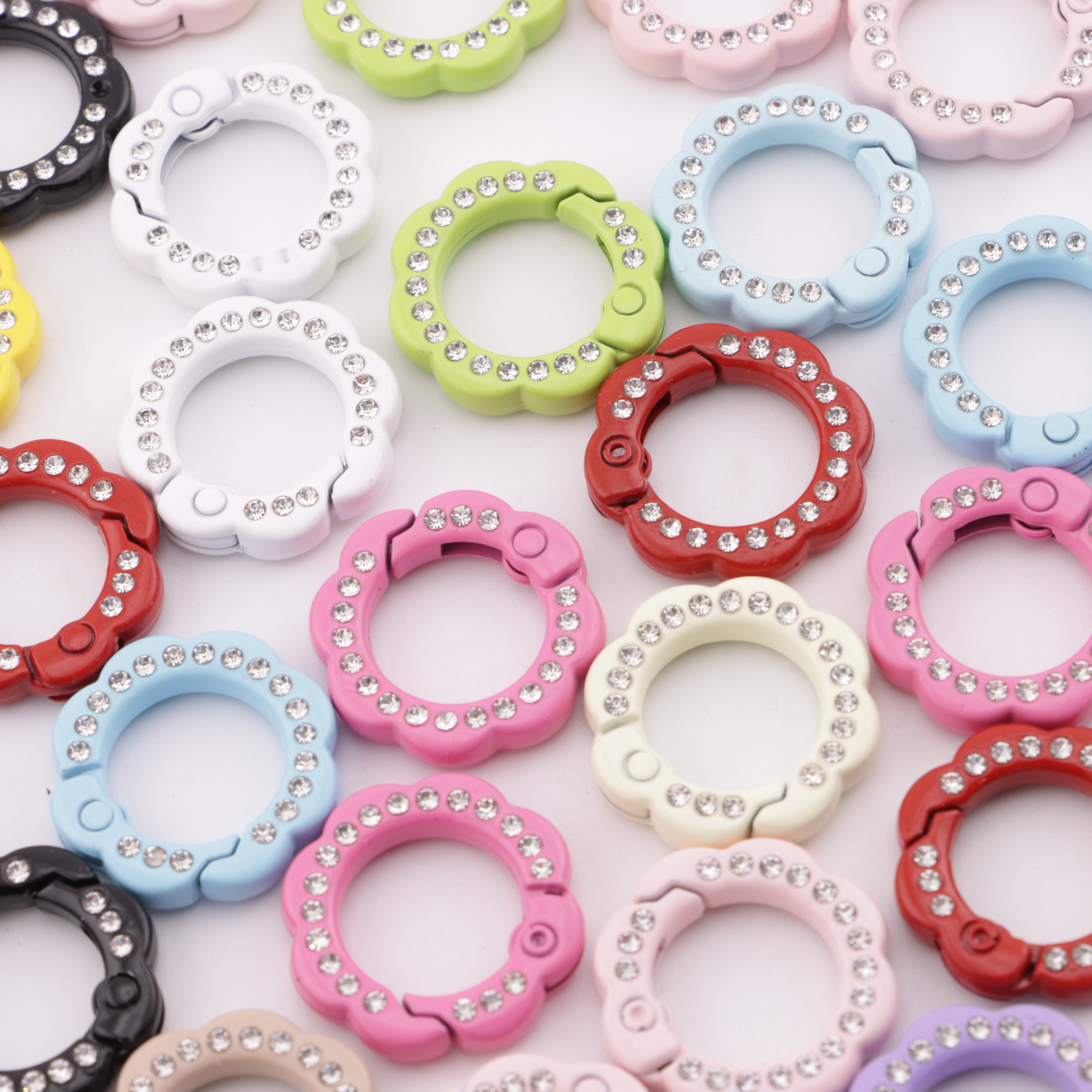 FS5953- 21mm Wavy Round Keychain With Diamonds