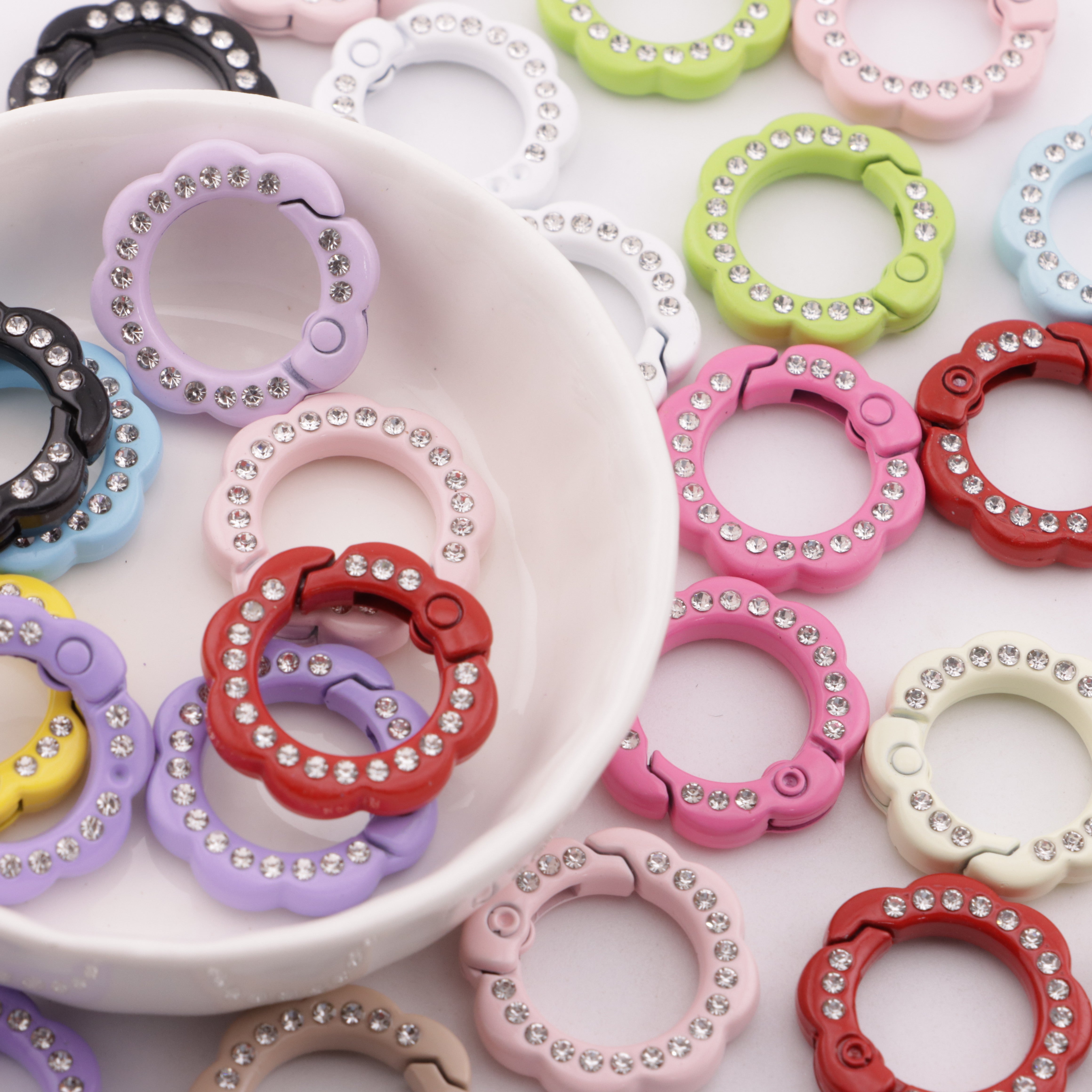FS5953- 21mm Wavy Round Keychain With Diamonds