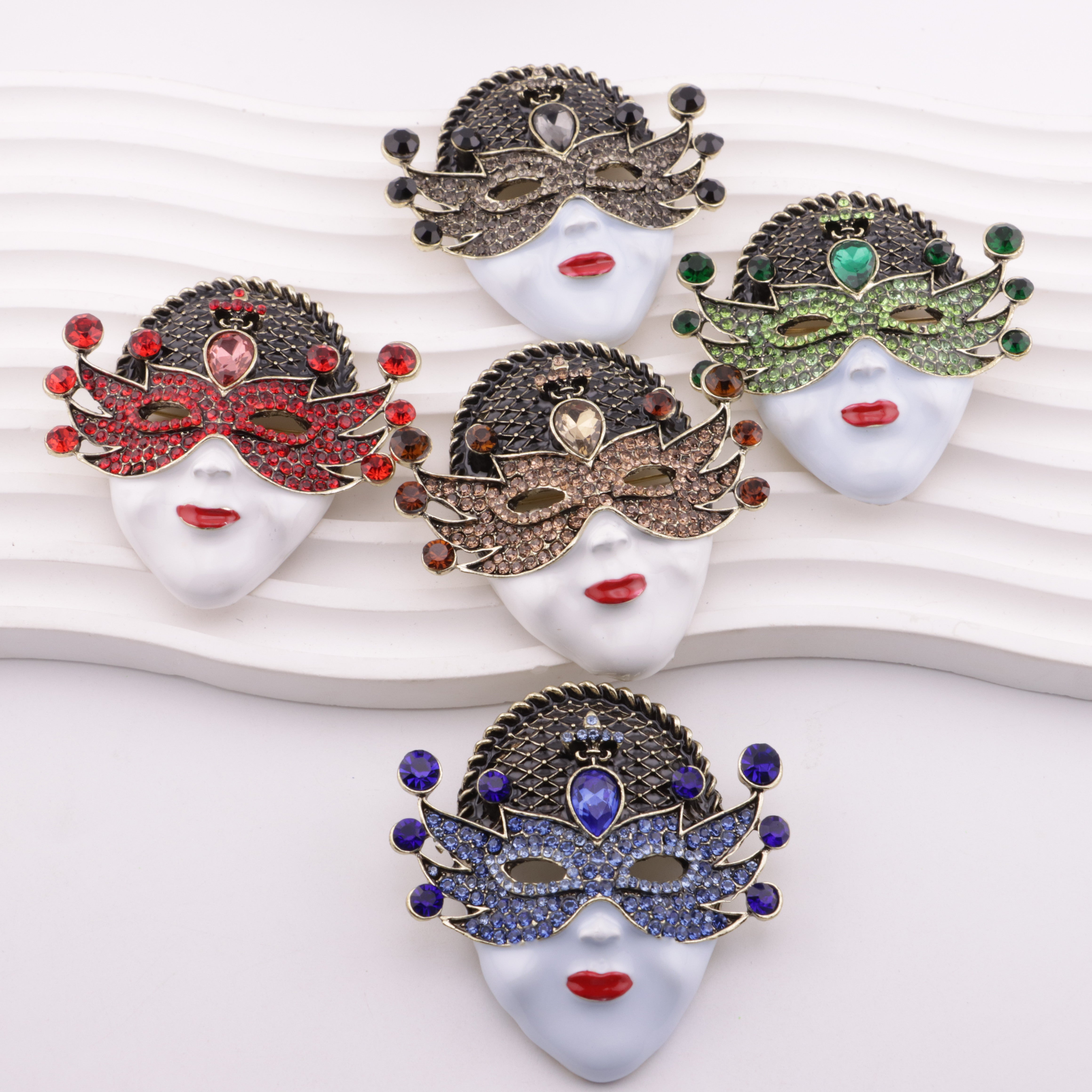 FS5696- Queen Mask Metal Brooch