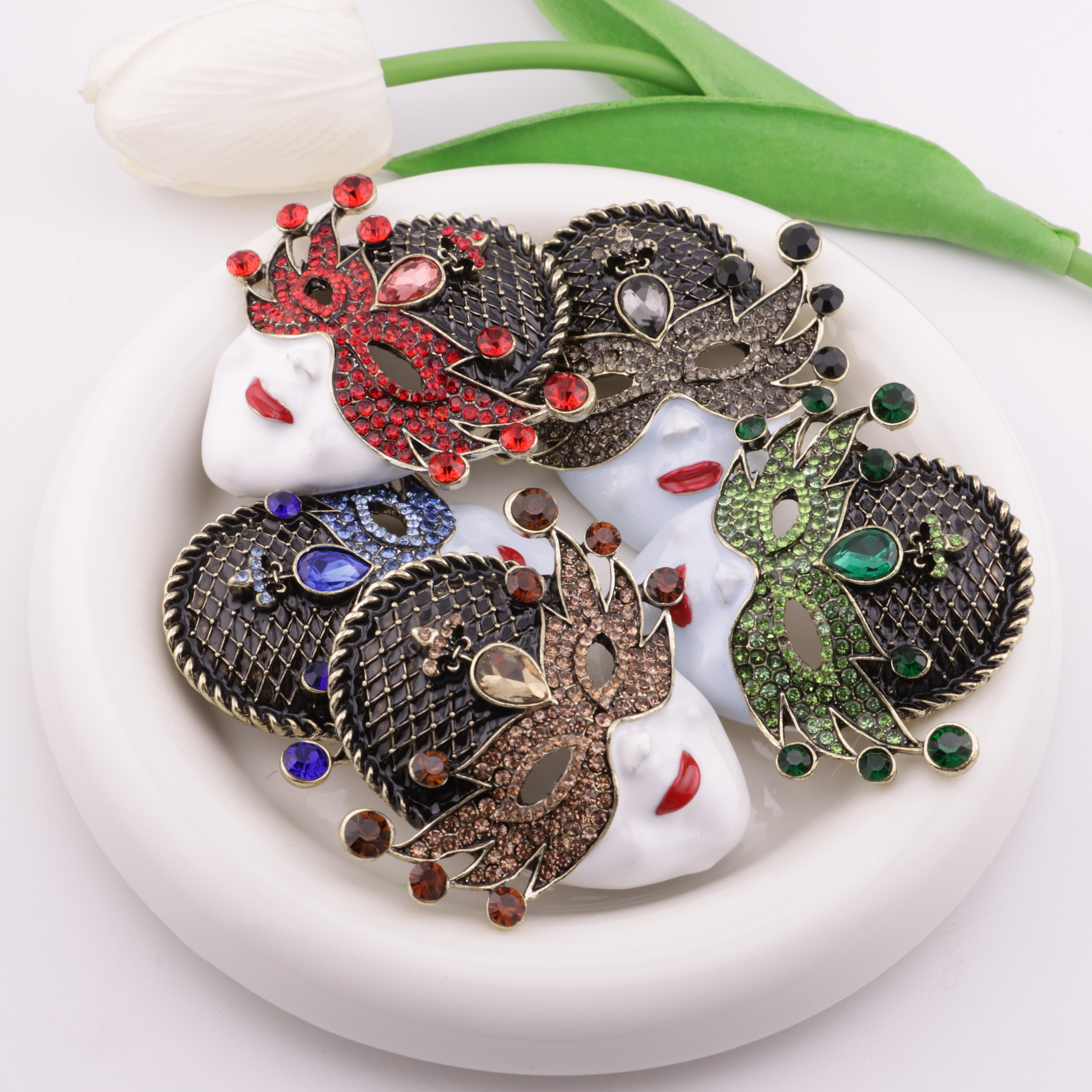 FS5696- Queen Mask Metal Brooch