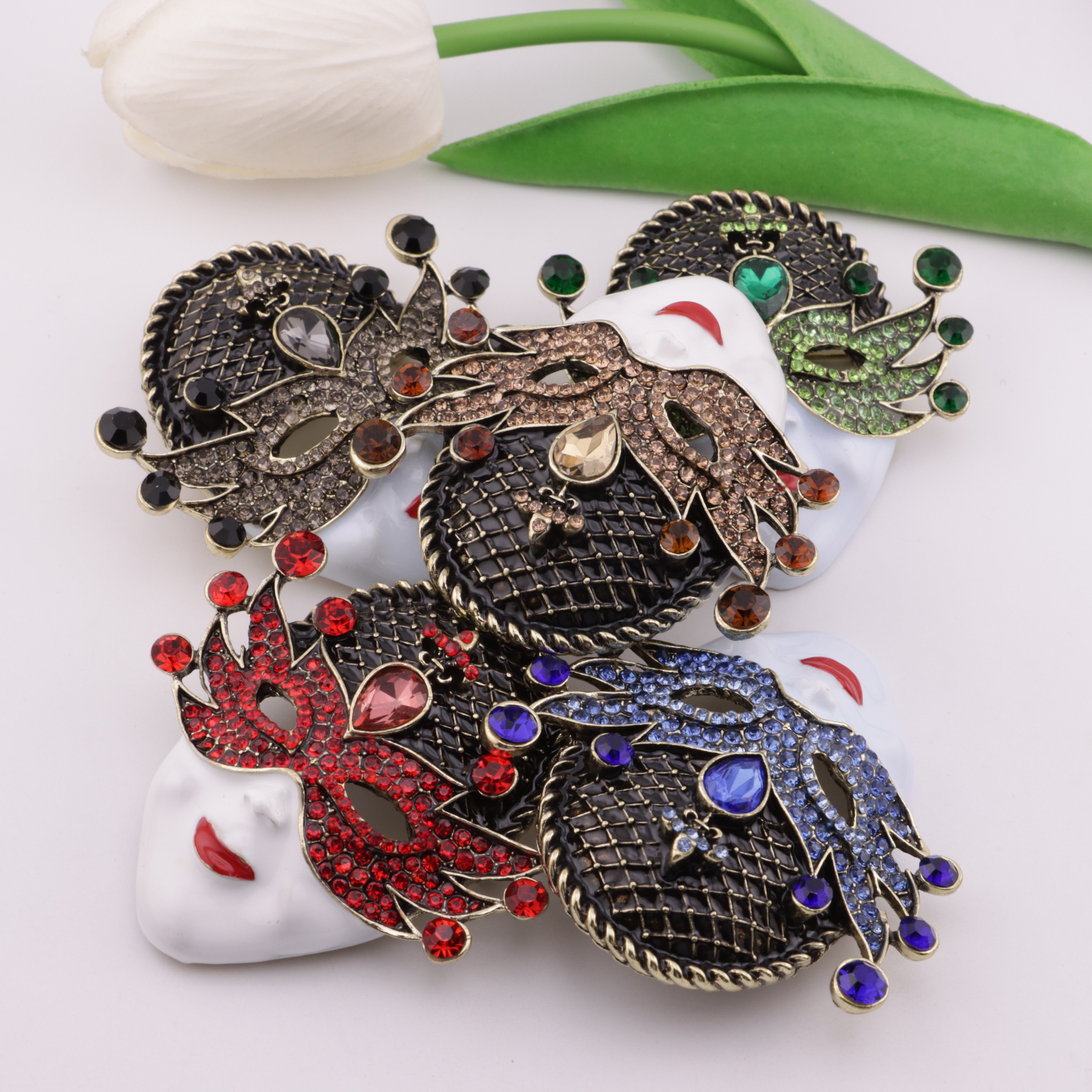 FS5696- Queen Mask Metal Brooch