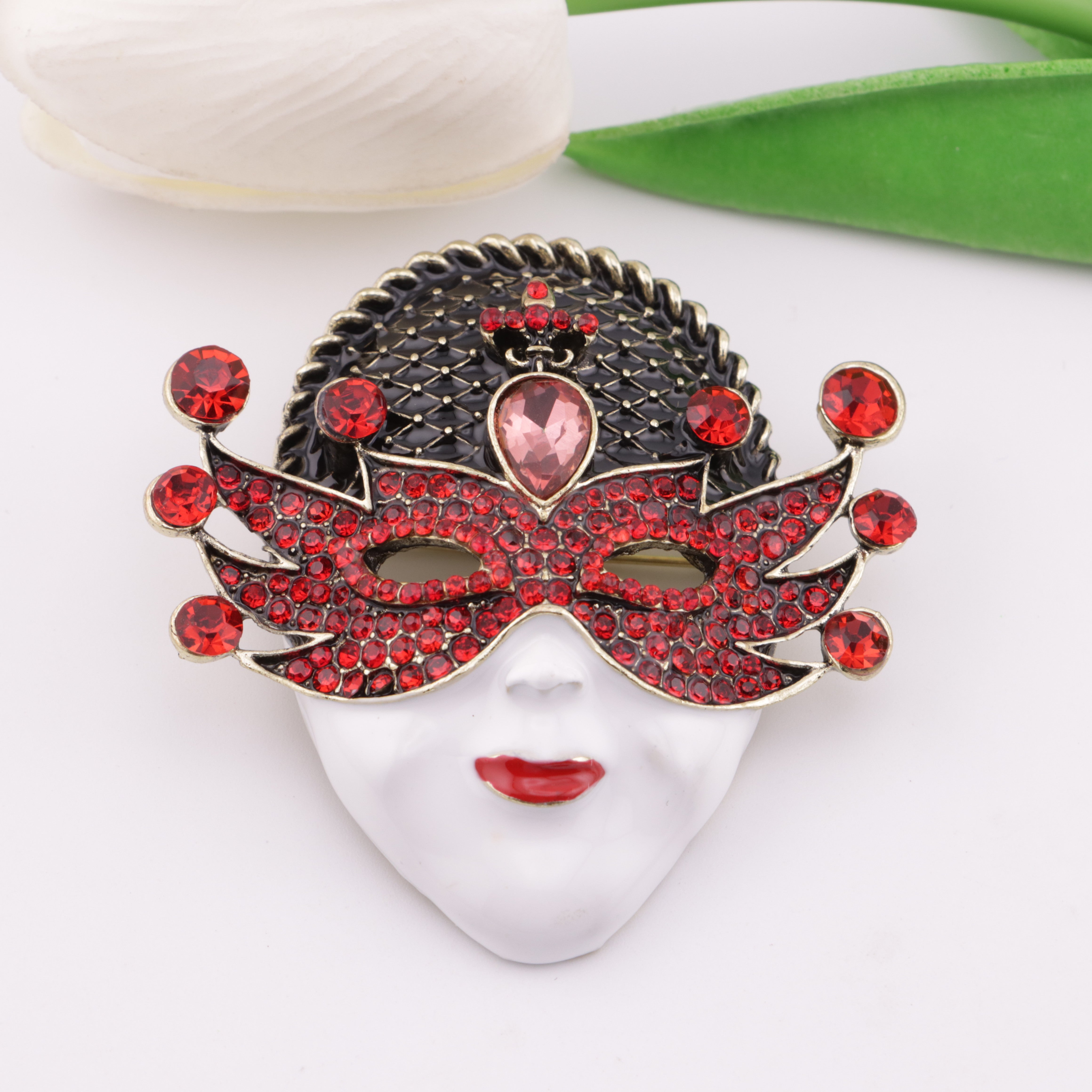 FS5696- Queen Mask Metal Brooch