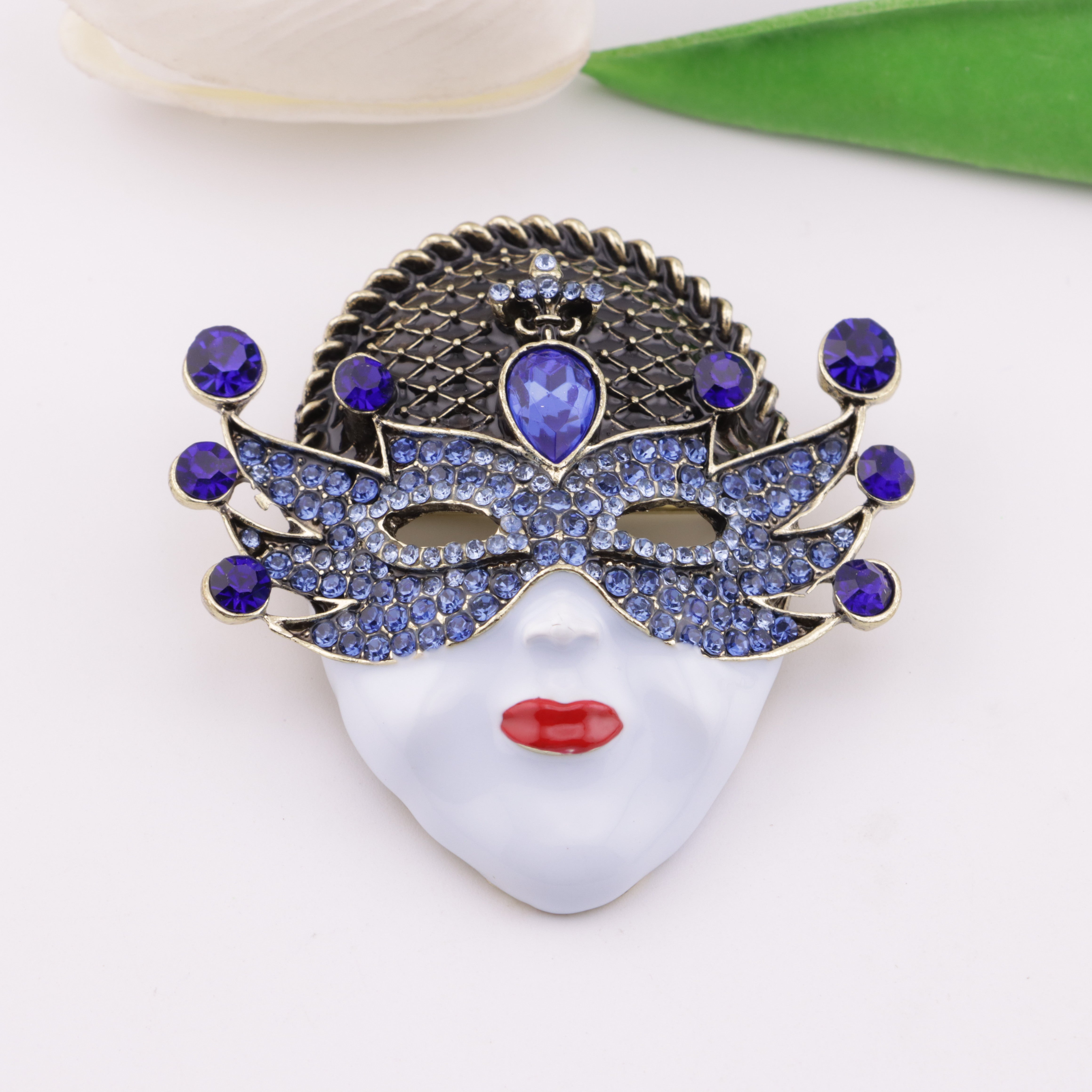 FS5696- Queen Mask Metal Brooch