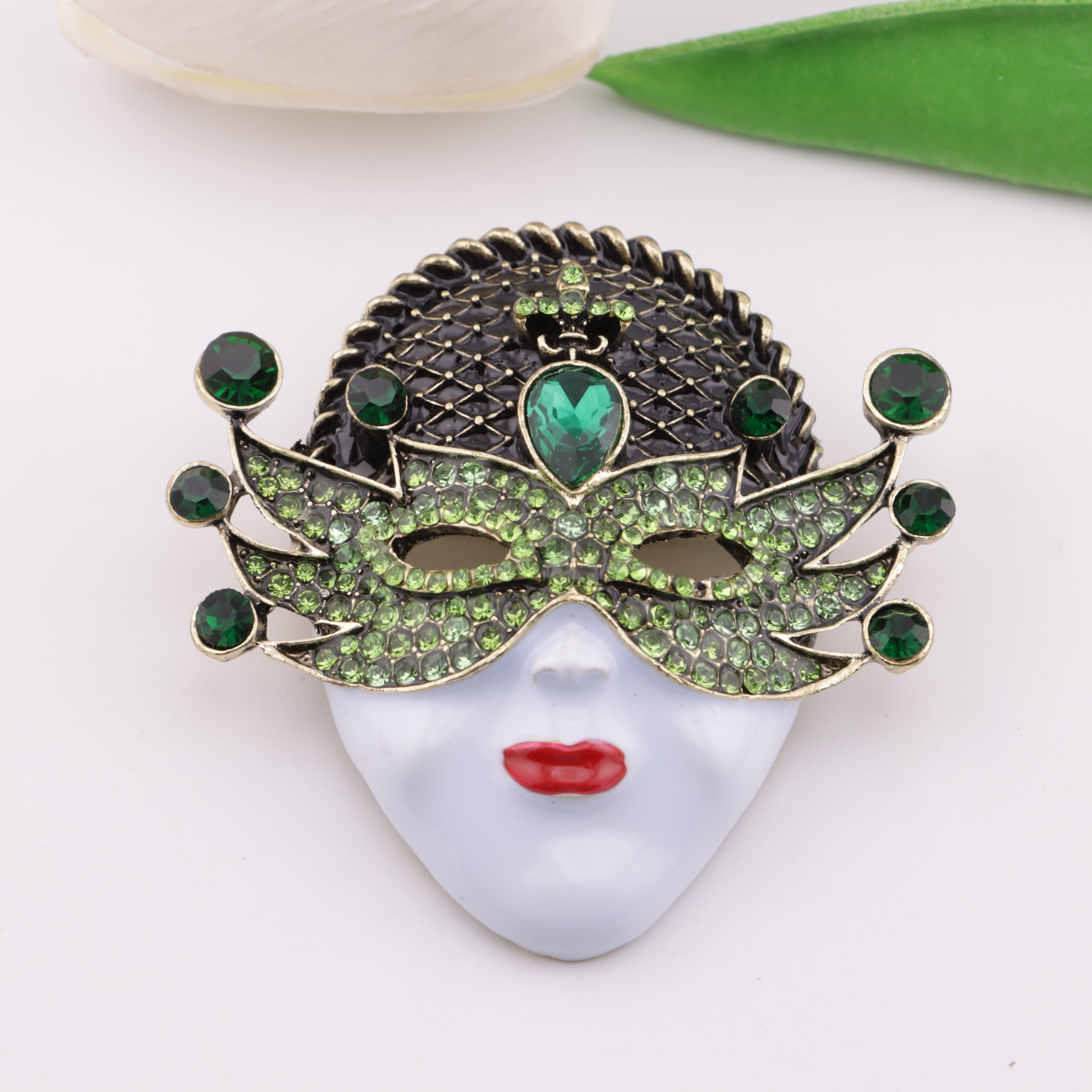 FS5696- Queen Mask Metal Brooch