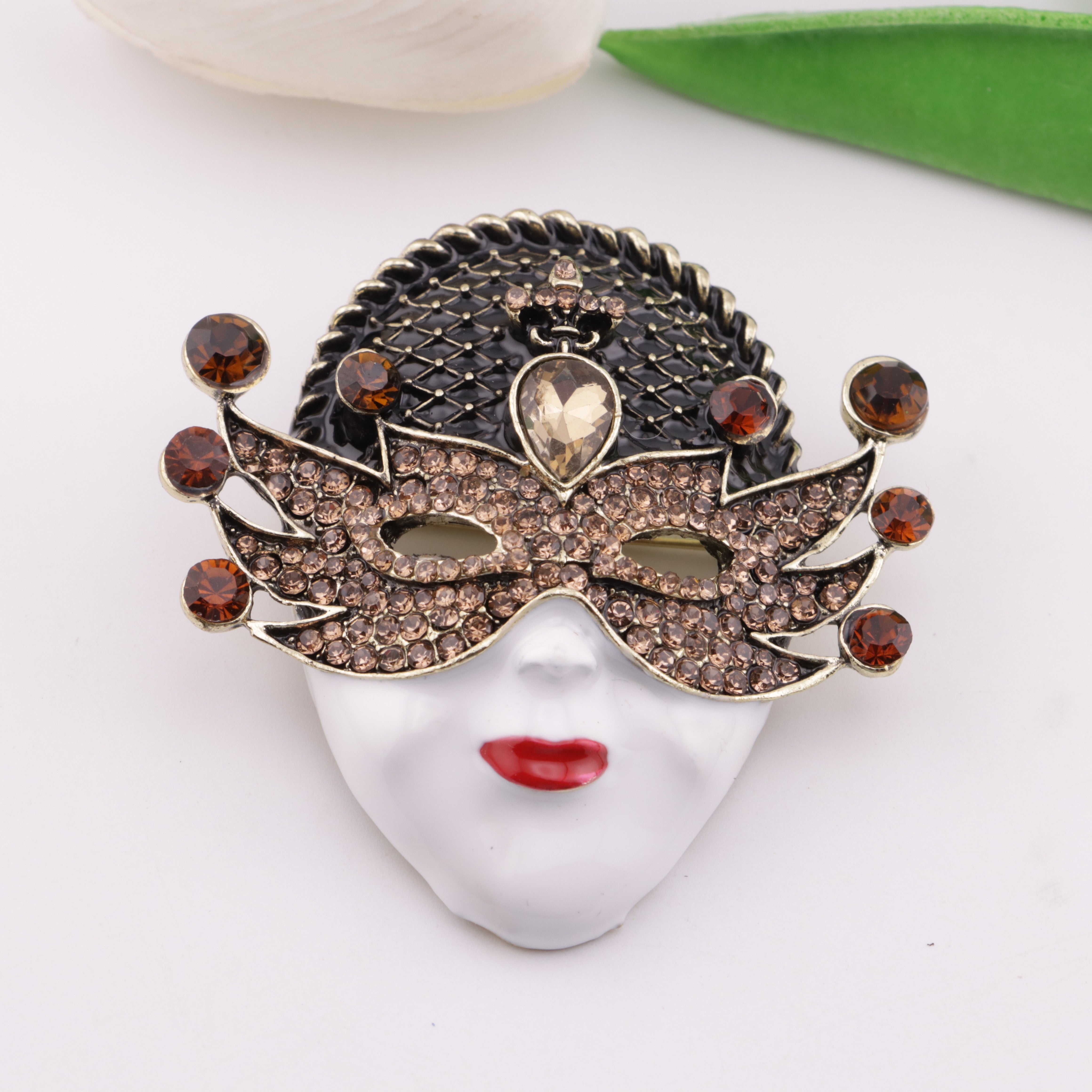 FS5696- Queen Mask Metal Brooch