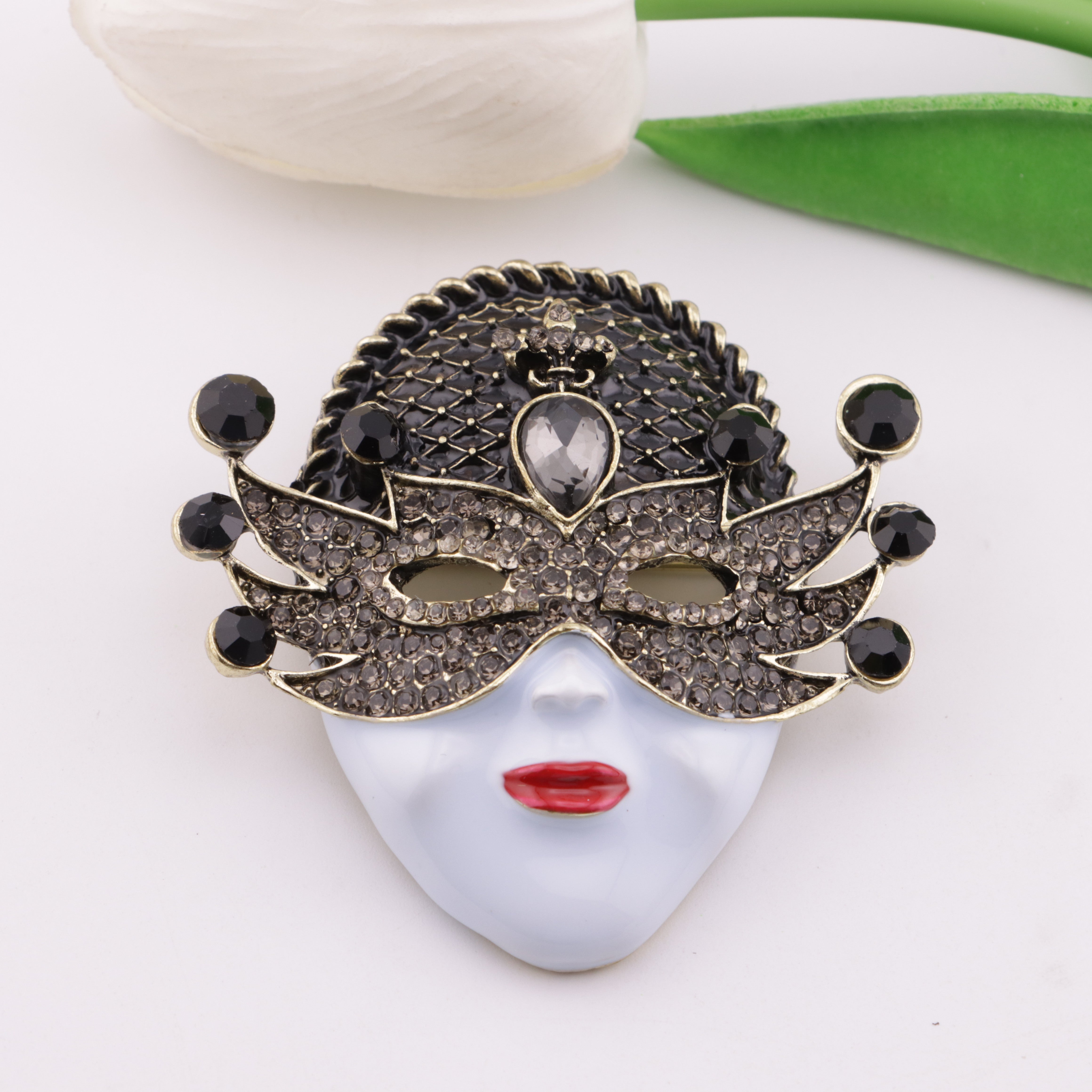 FS5696- Queen Mask Metal Brooch