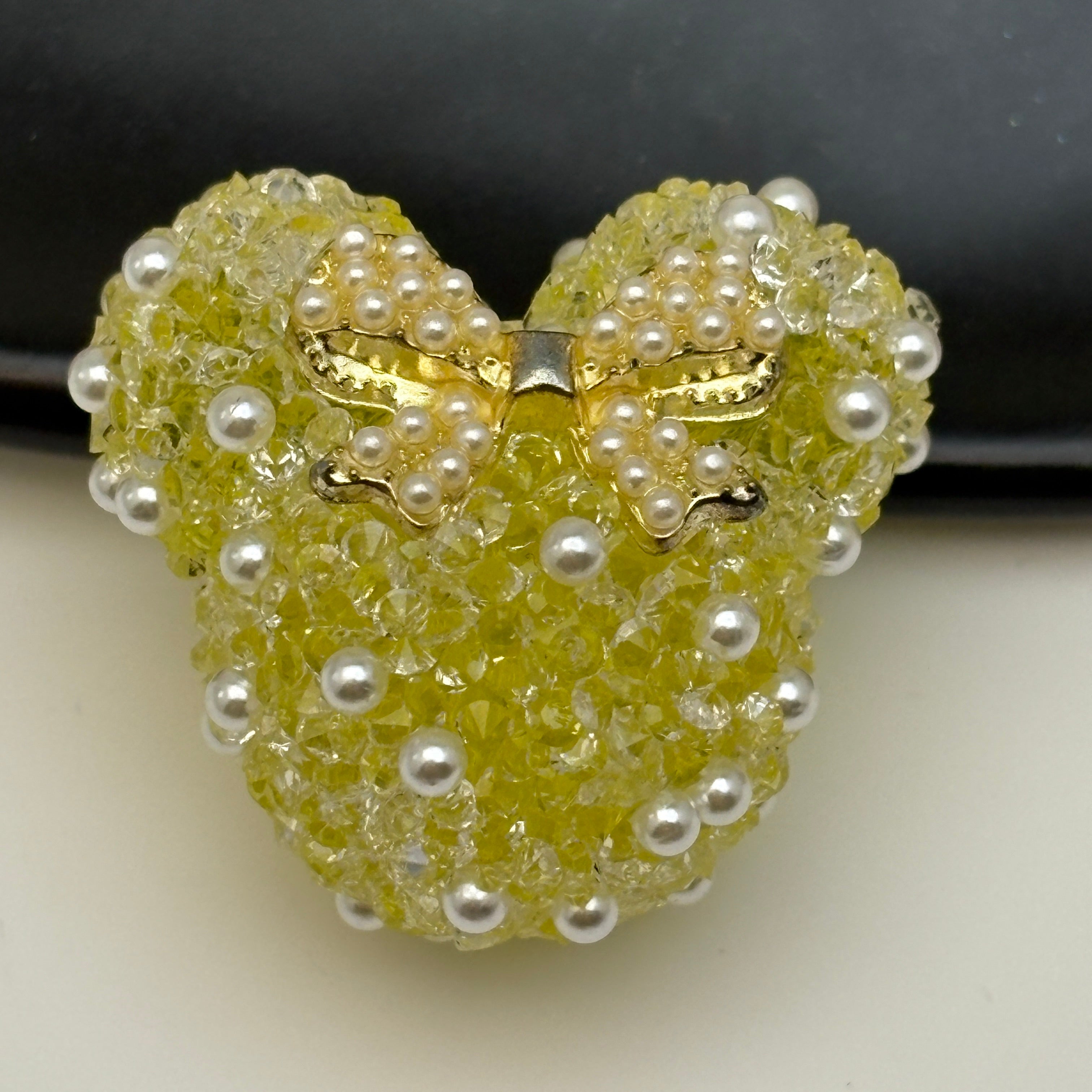 FS5433- 28Mm Pearl And Diamonds Bow Mickey Beads Pearl And Diamond-Added Bow-Knot Mickey Head Beads