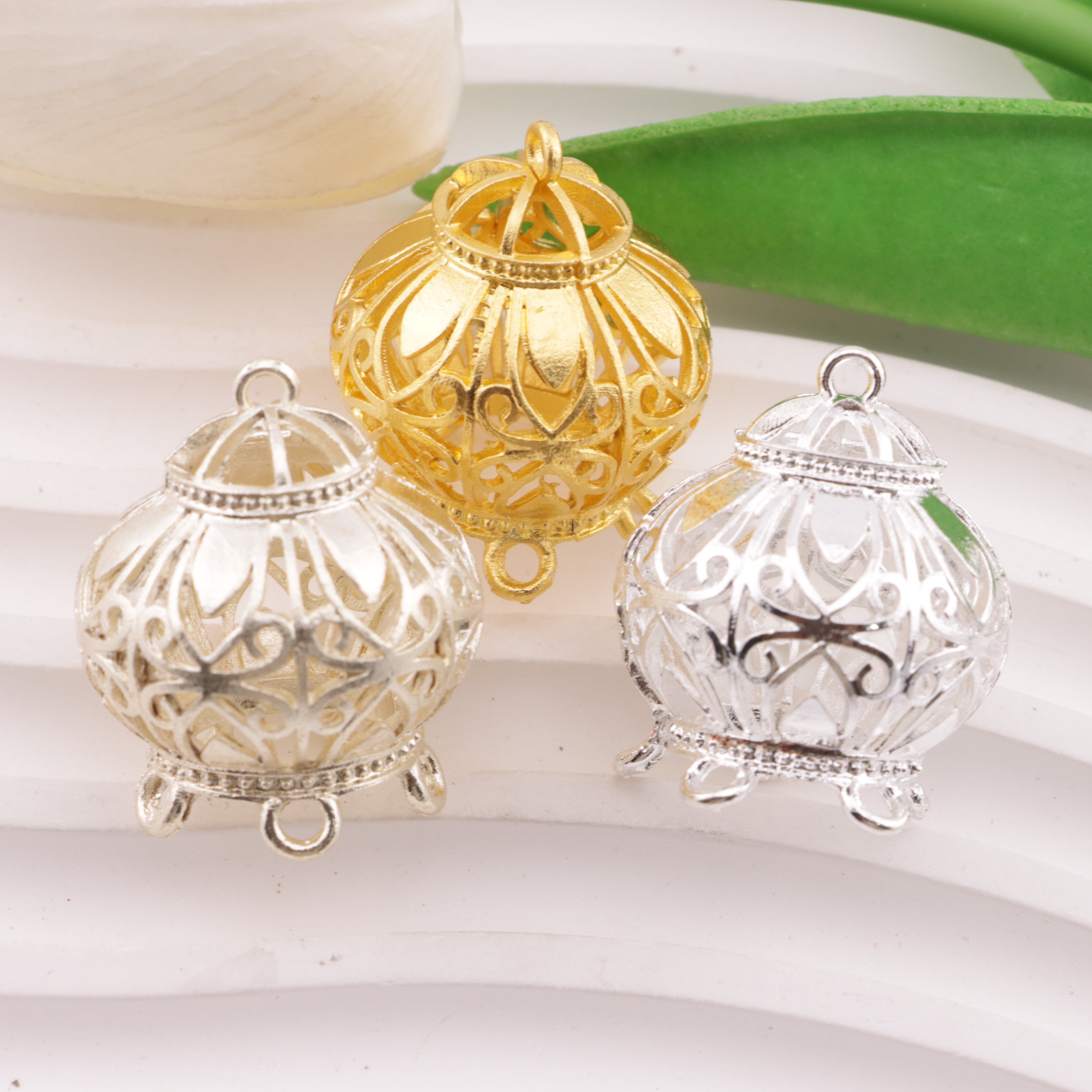 FS6011- Round Pattern Metal Lanterns, Five Hanging Sets
