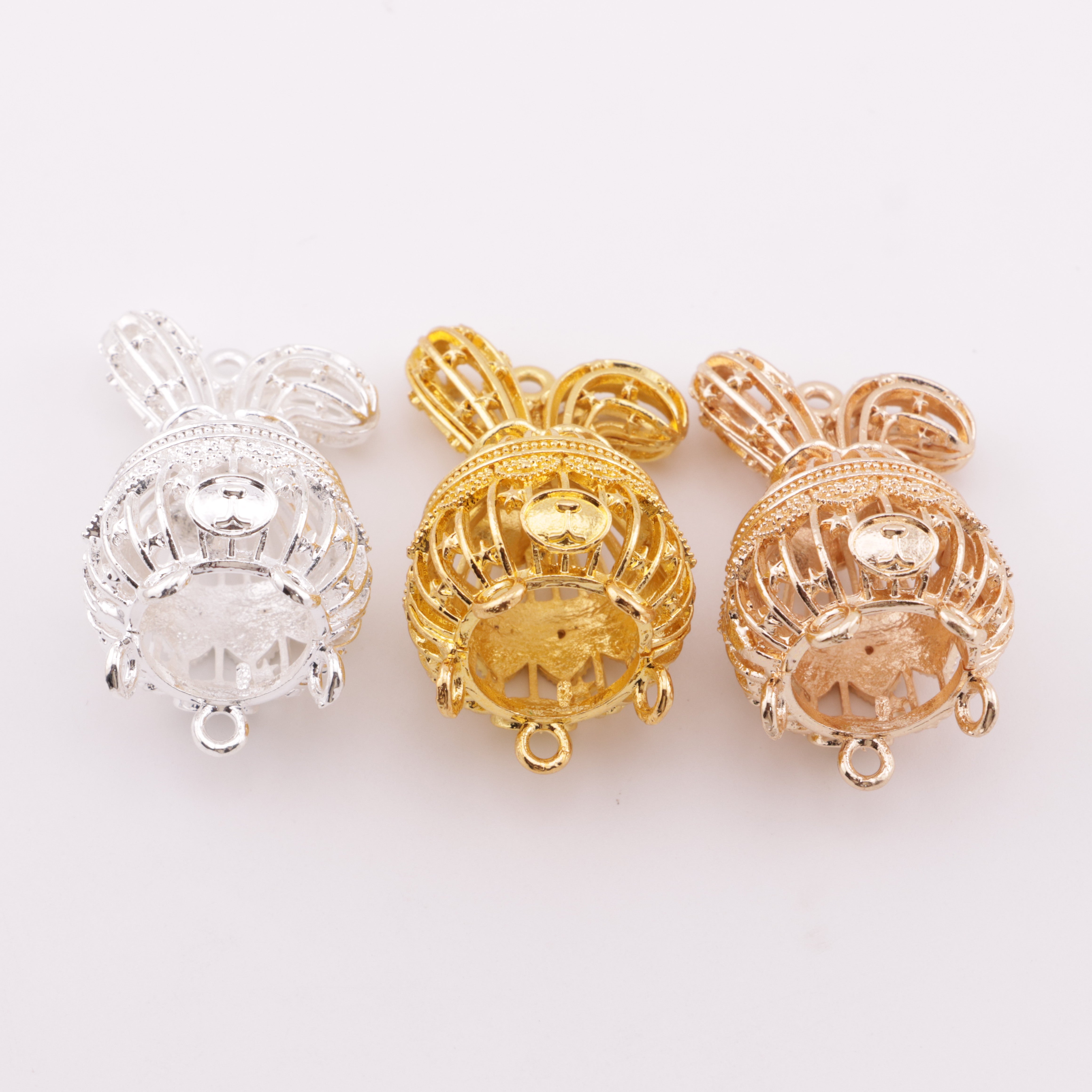 FS6009- Five Hanging Metal Lanterns With Bent Rabbit Ears