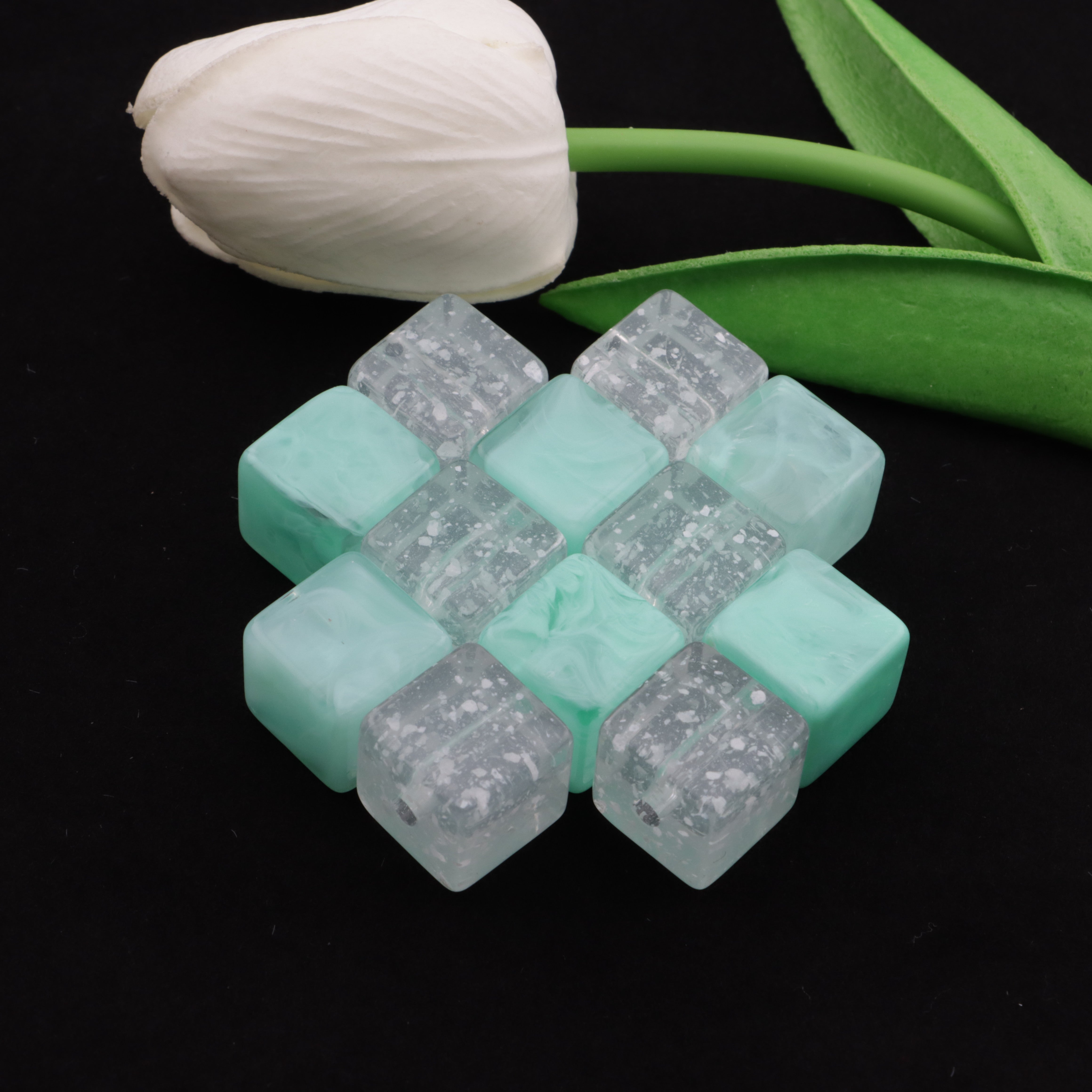 FS6033- 16mm Cube Based Beads Square Bottom Beads