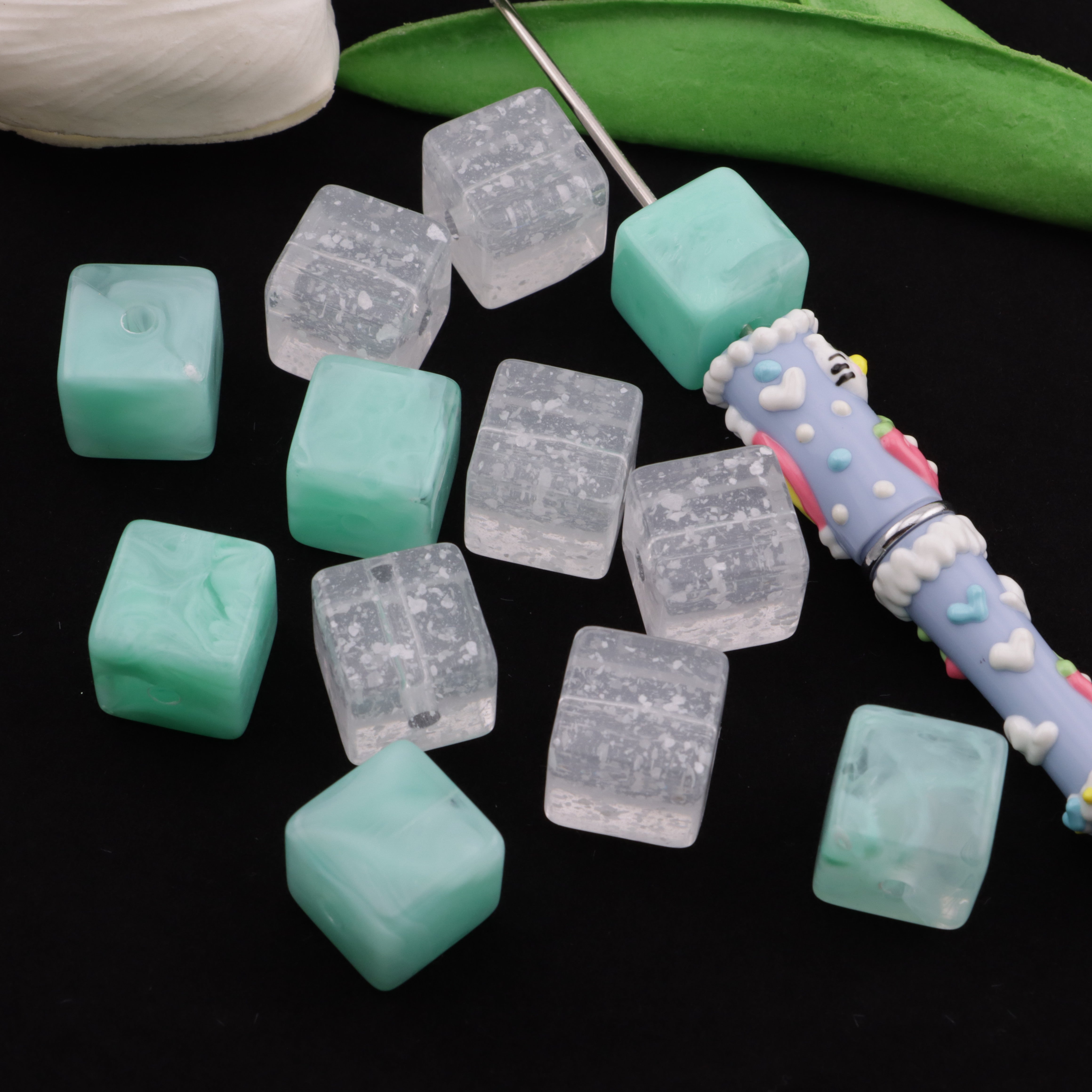 FS6033- 16mm Cube Based Beads Square Bottom Beads