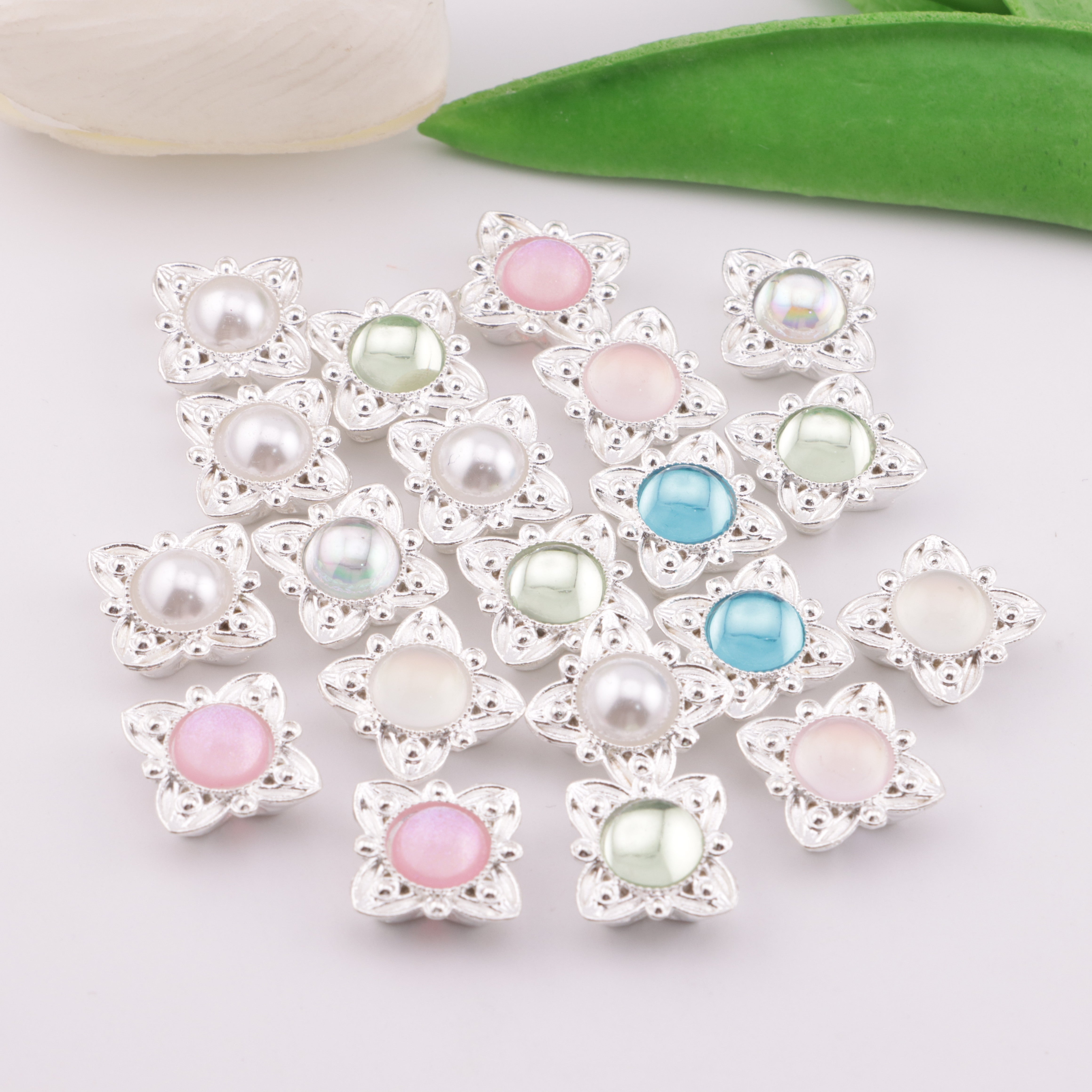 FS6018- 18mm Round Diamond 4 - Leaf Clover 4 Hole Metal Beads