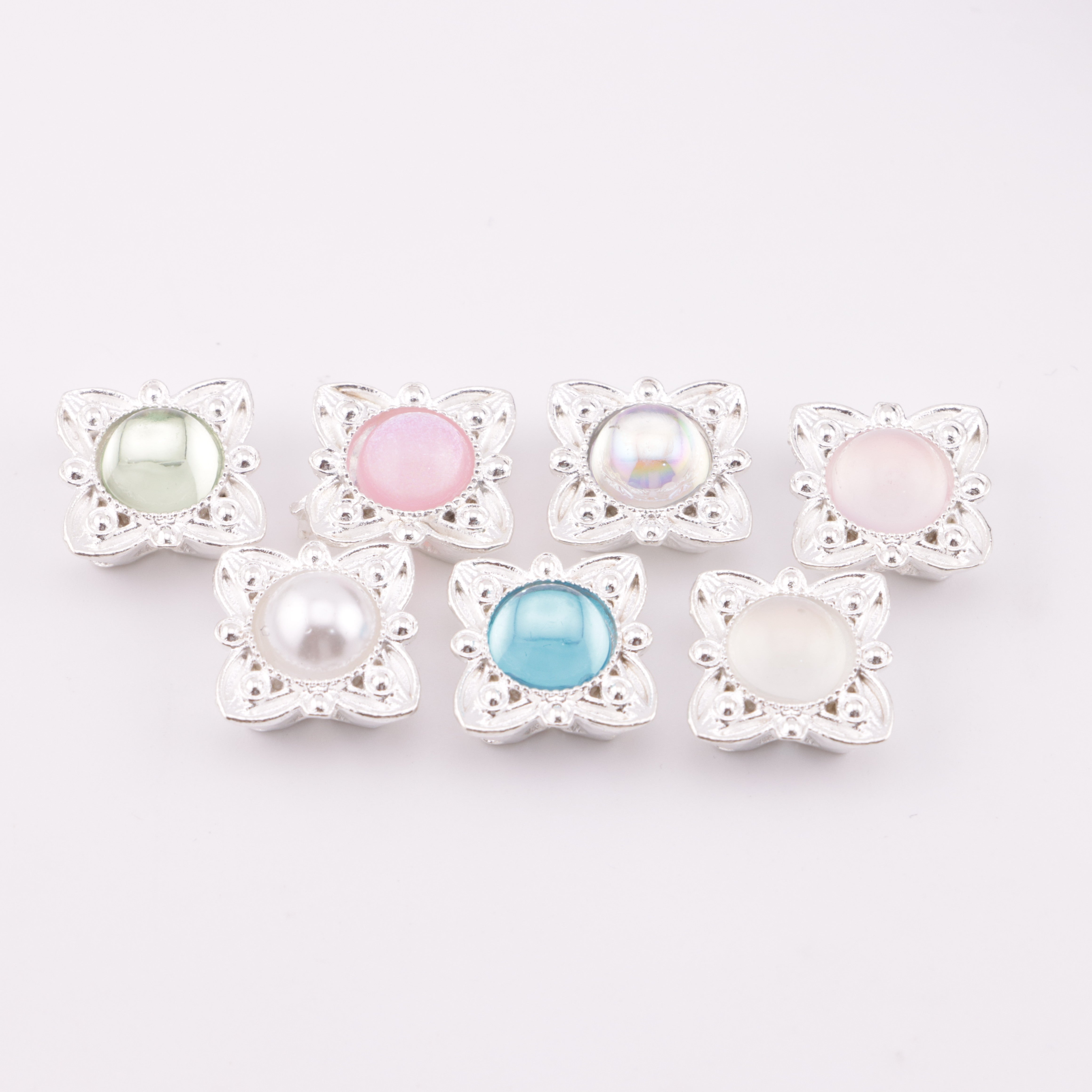 FS6018- 18mm Round Diamond 4 - Leaf Clover 4 Hole Metal Beads