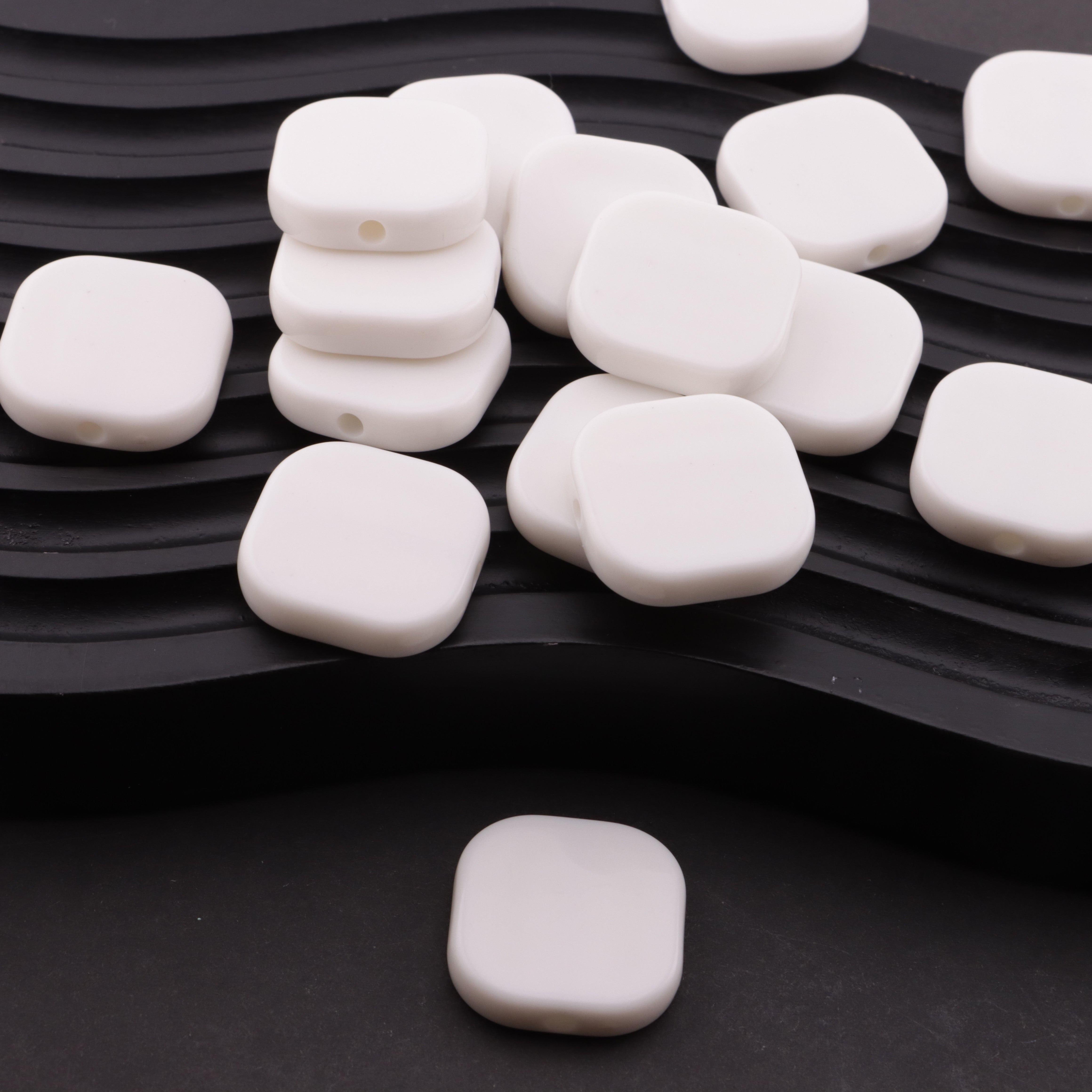 FS6149- 24*24Mm Clear Rounded Square Plate Based Beads