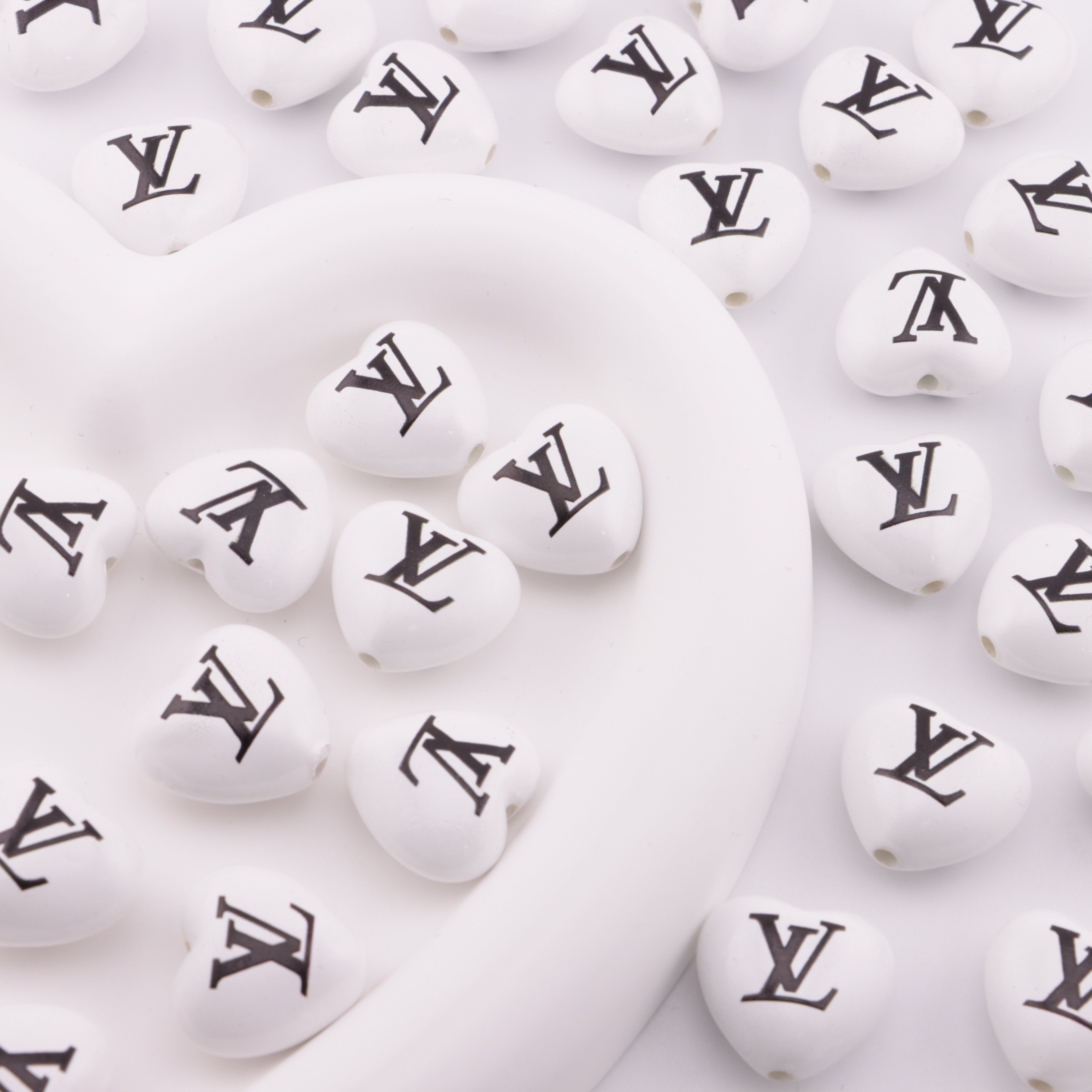 FS3938- 18×20mm Baked Enamel LV Heart-shaped Acrylic Beads Zoe's DIY Shop