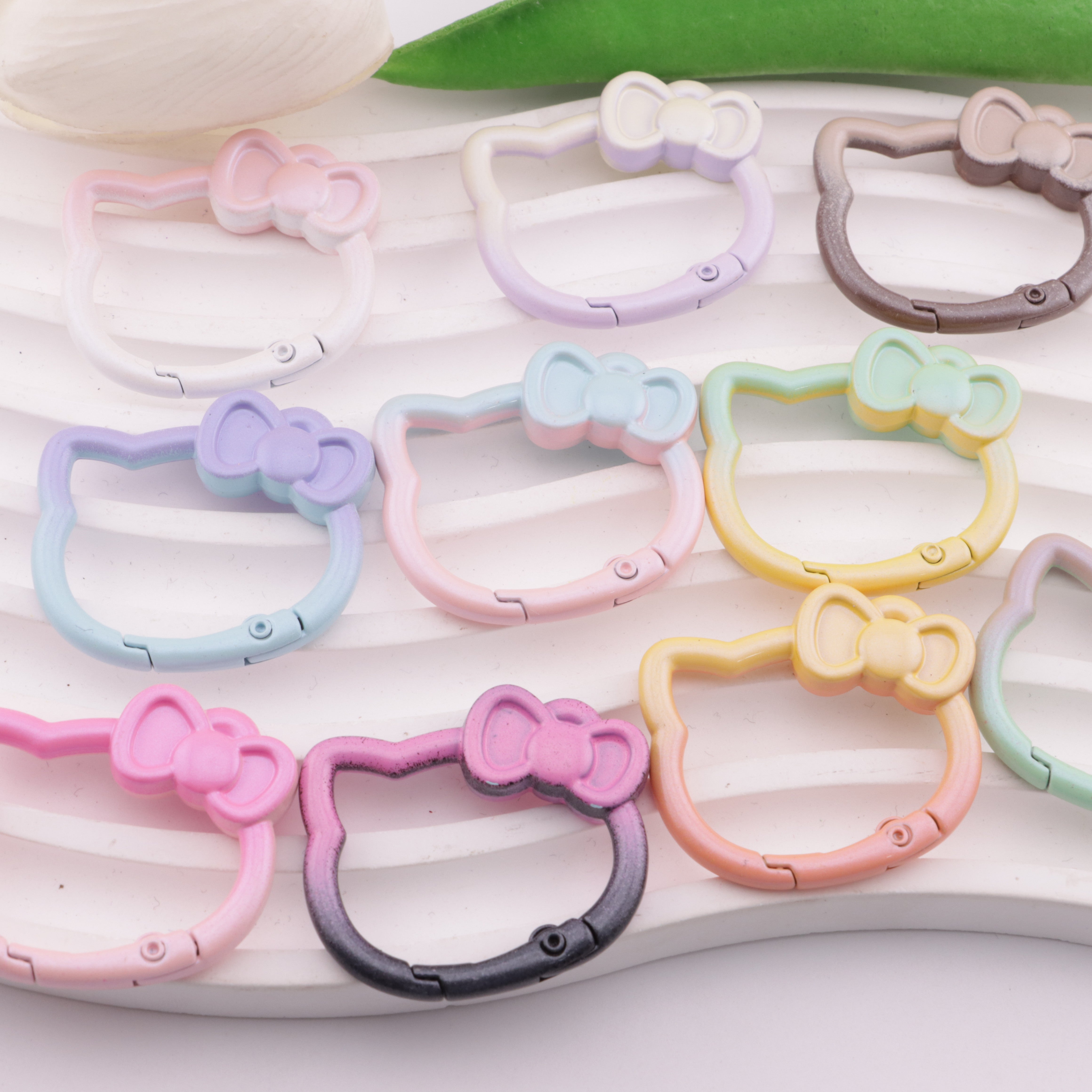 FS6198- 56×31mm Middle Size Gradient-Color HK Head Keychain Medium-Sized Gradient-Color Kitty Head Keychain