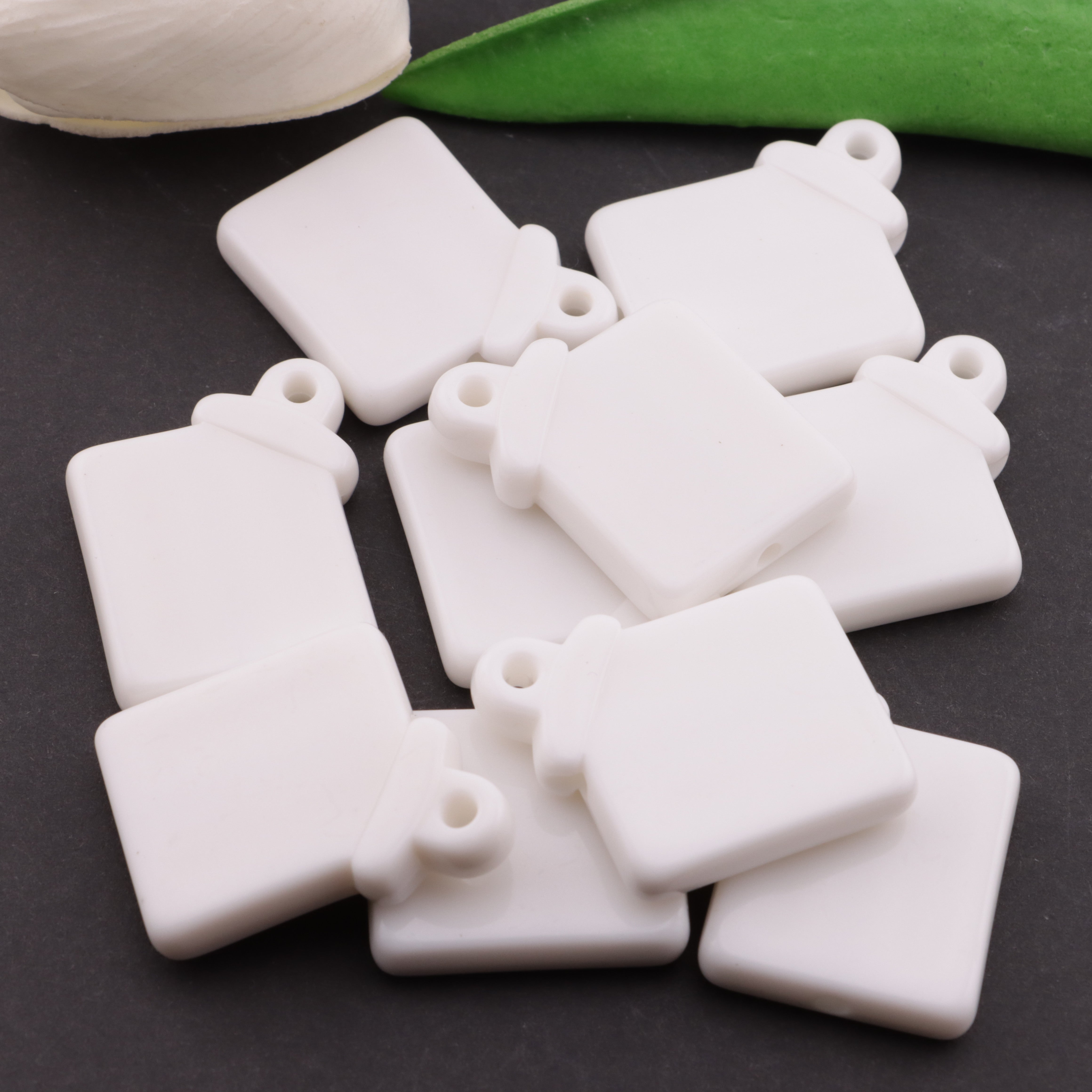 FS6219- 25×28Mm Rectangular Based Bead With Hanging Hole