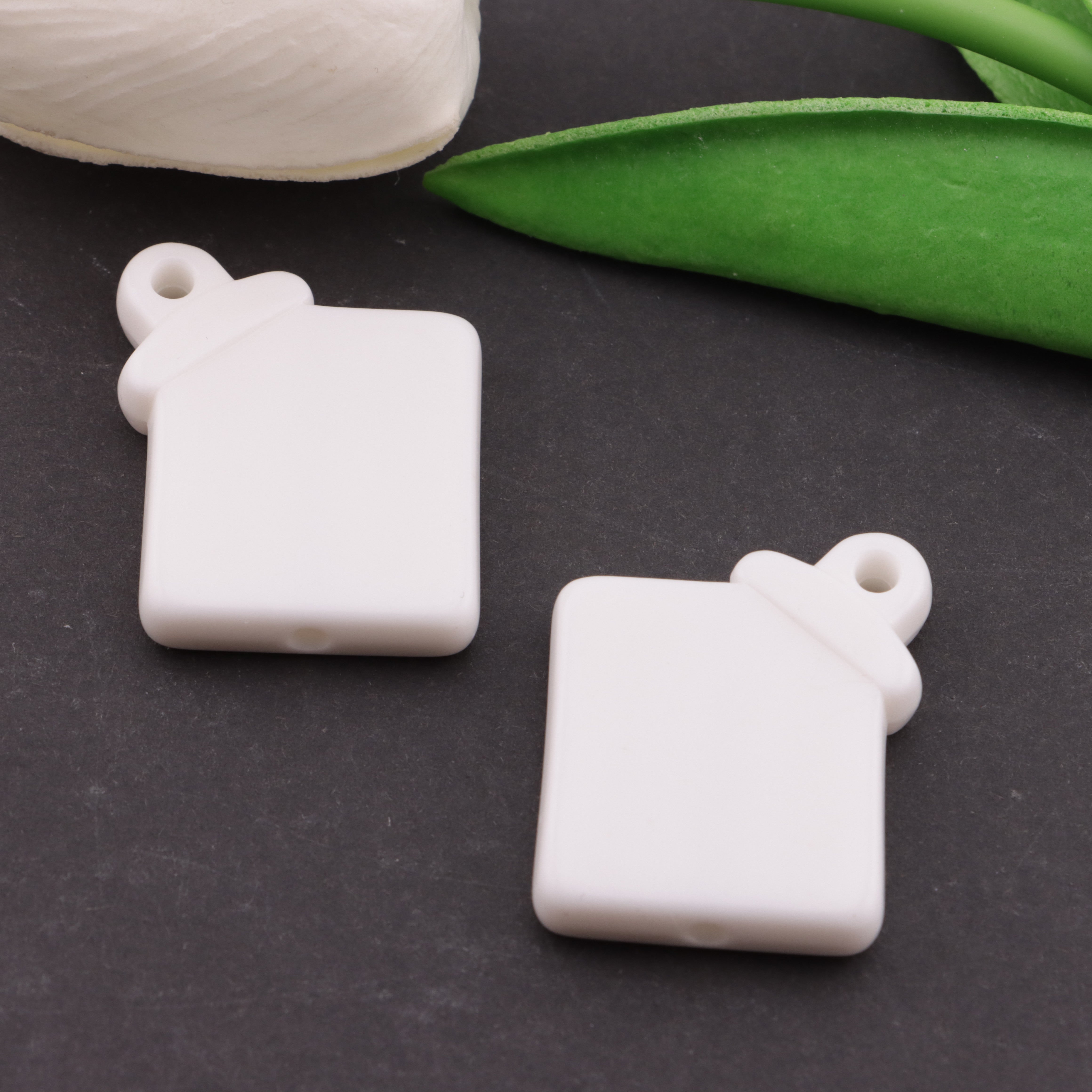 FS6219- 25×28Mm Rectangular Based Bead With Hanging Hole