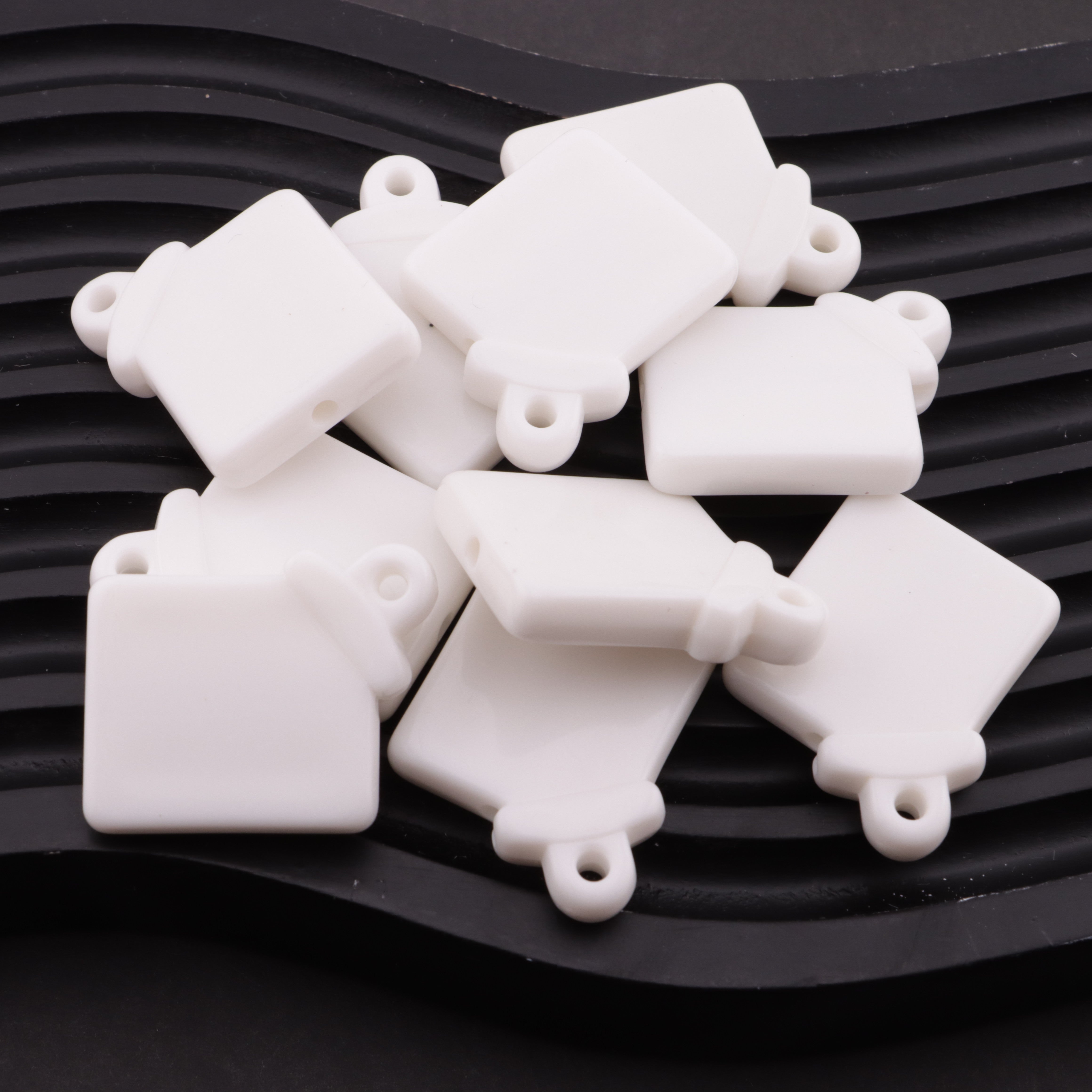FS6219- 25×28Mm Rectangular Based Bead With Hanging Hole