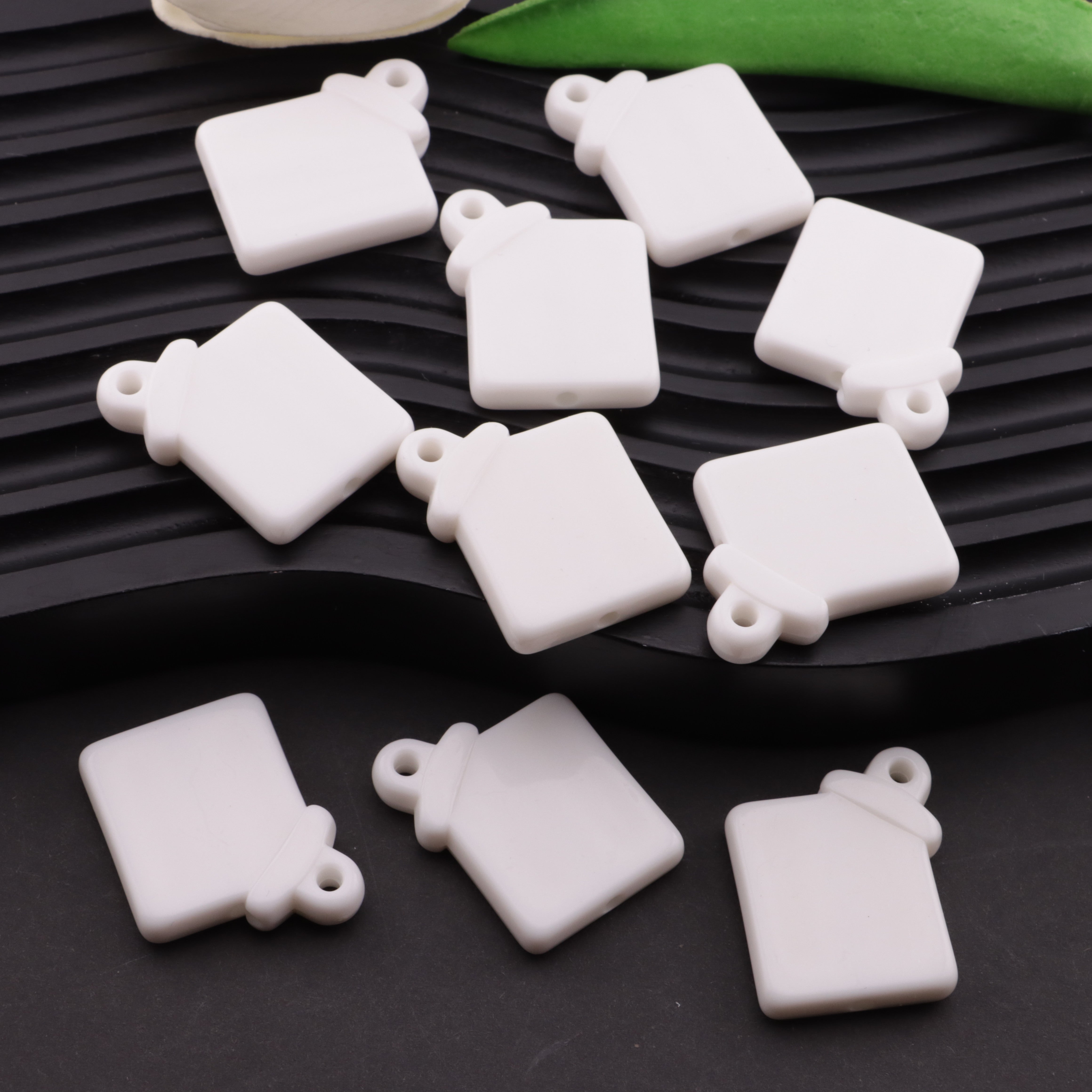 FS6219- 25×28Mm Rectangular Based Bead With Hanging Hole