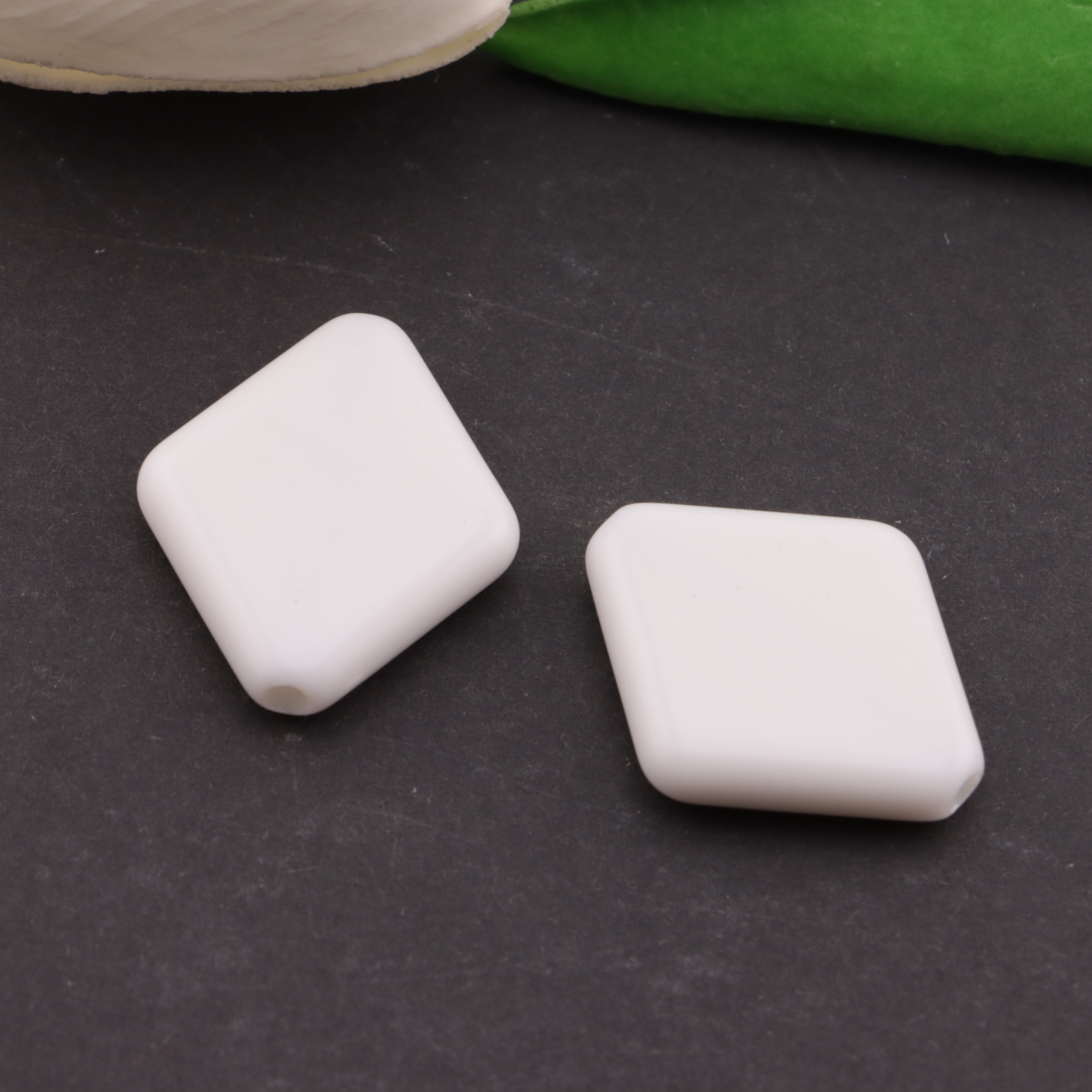 FS6220- 29×24mm Rhombus Based Beads