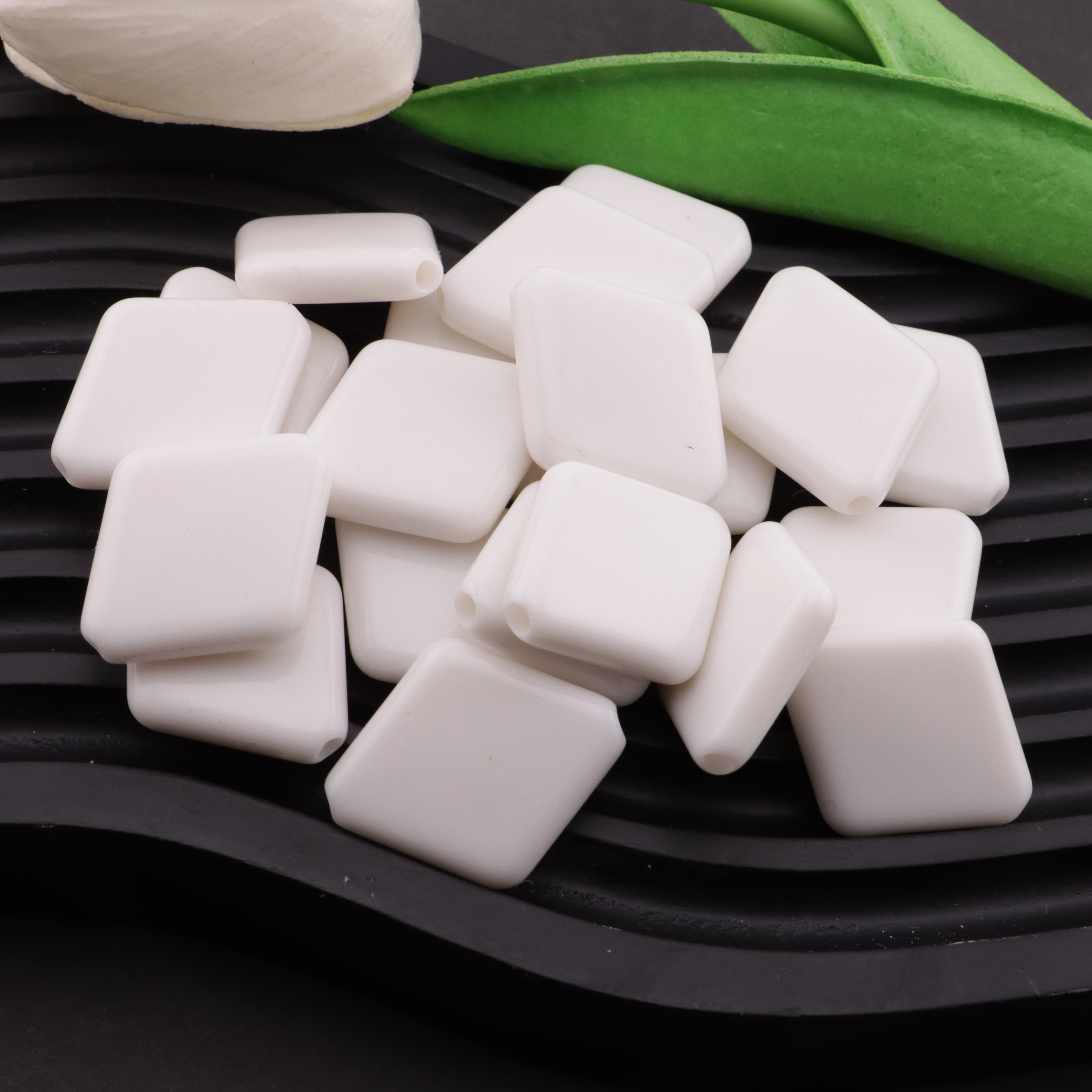 FS6220- 29×24mm Rhombus Based Beads