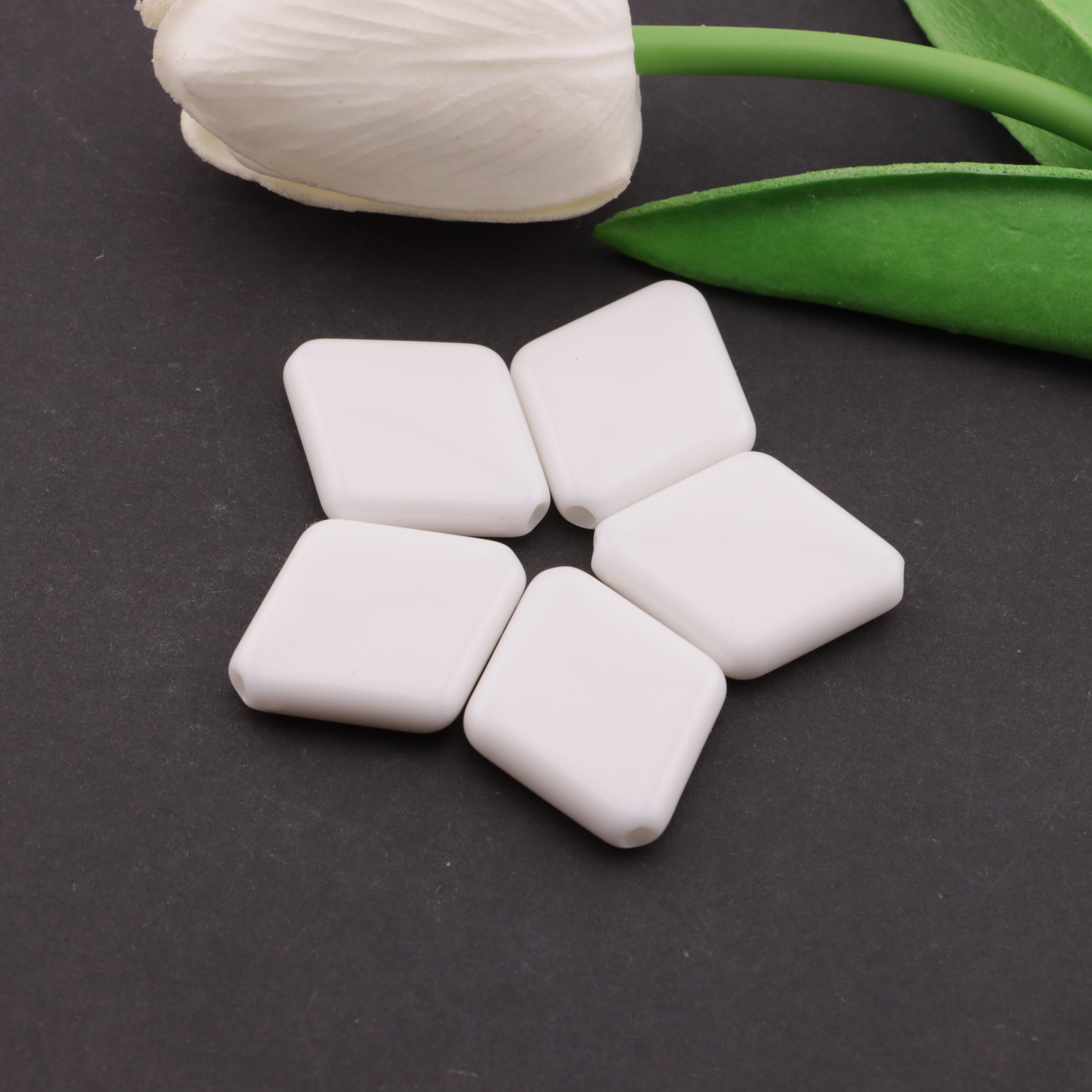 FS6220- 29×24mm Rhombus Based Beads