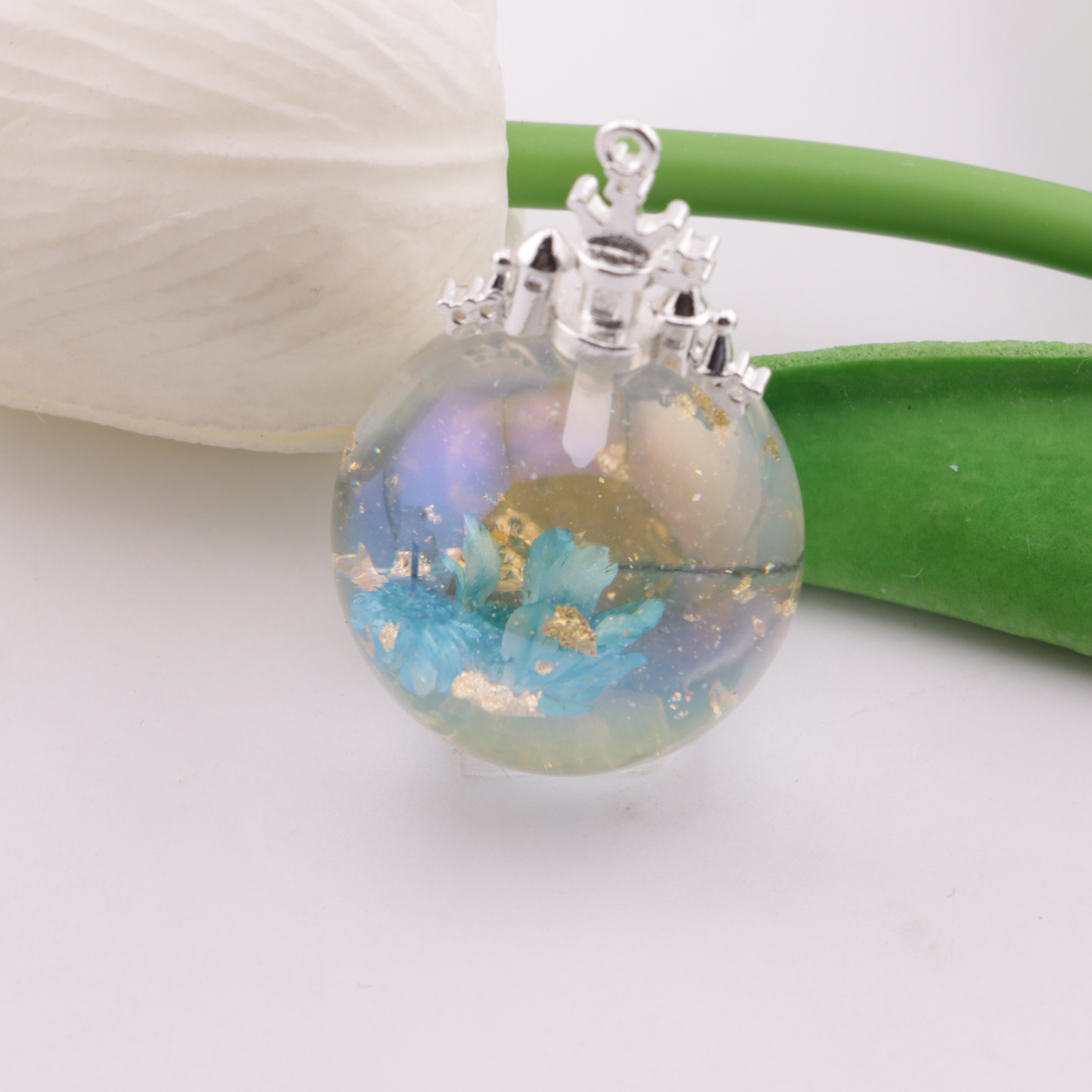 FS6244- 30mm Gold Foil Dried Flower Semi-Hole Resin Beads