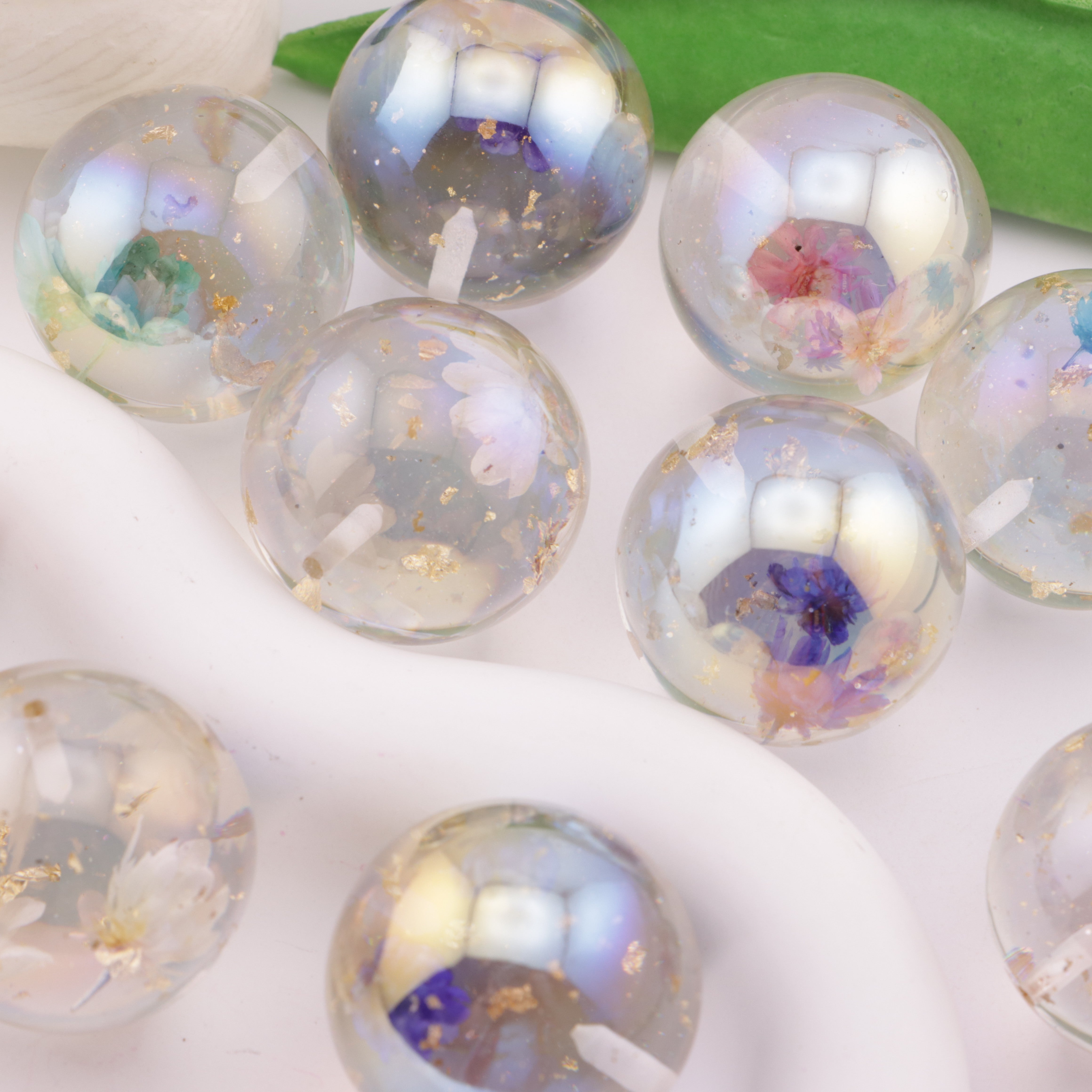 FS6244- 30mm Gold Foil Dried Flower Semi-Hole Resin Beads