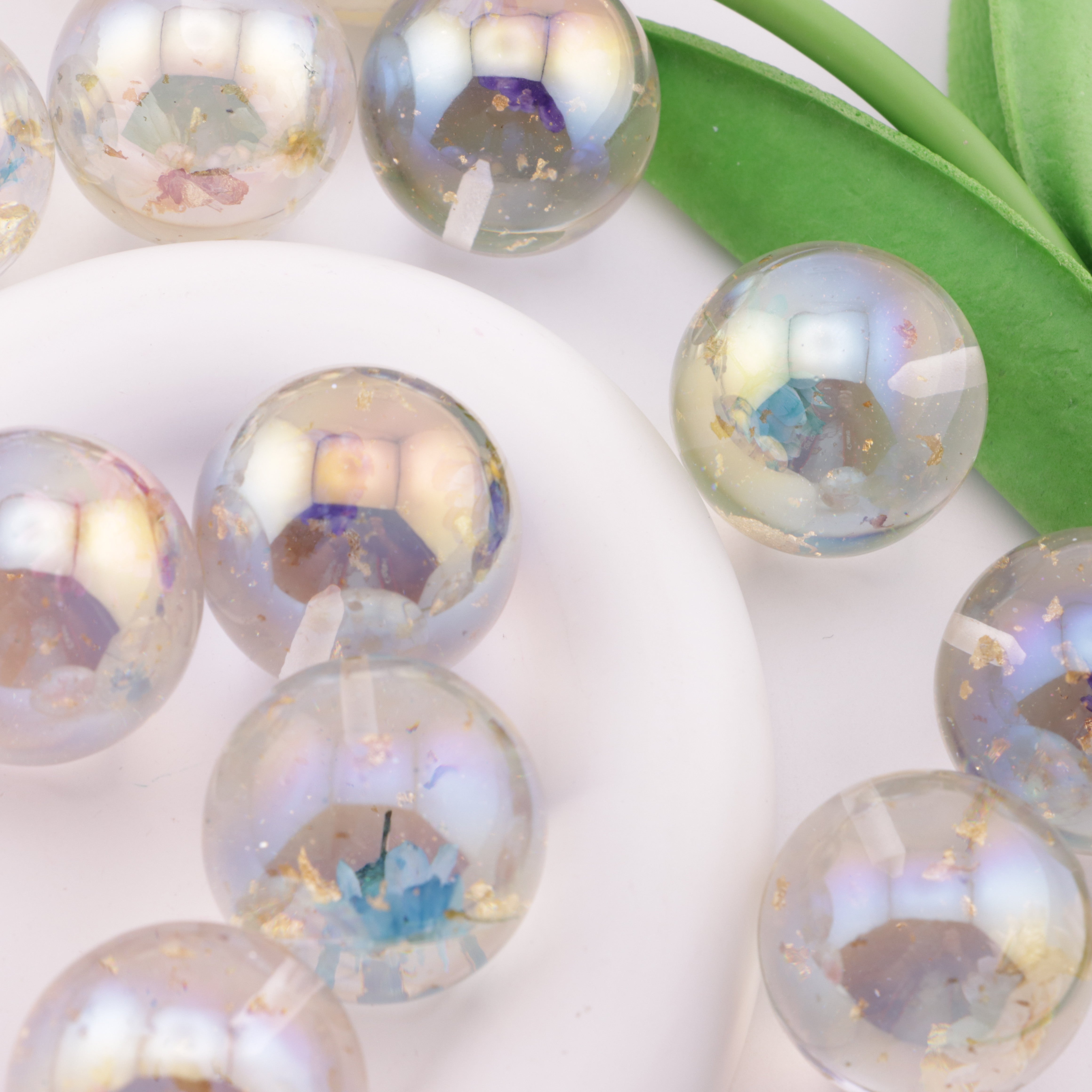 FS6244- 30mm Gold Foil Dried Flower Semi-Hole Resin Beads