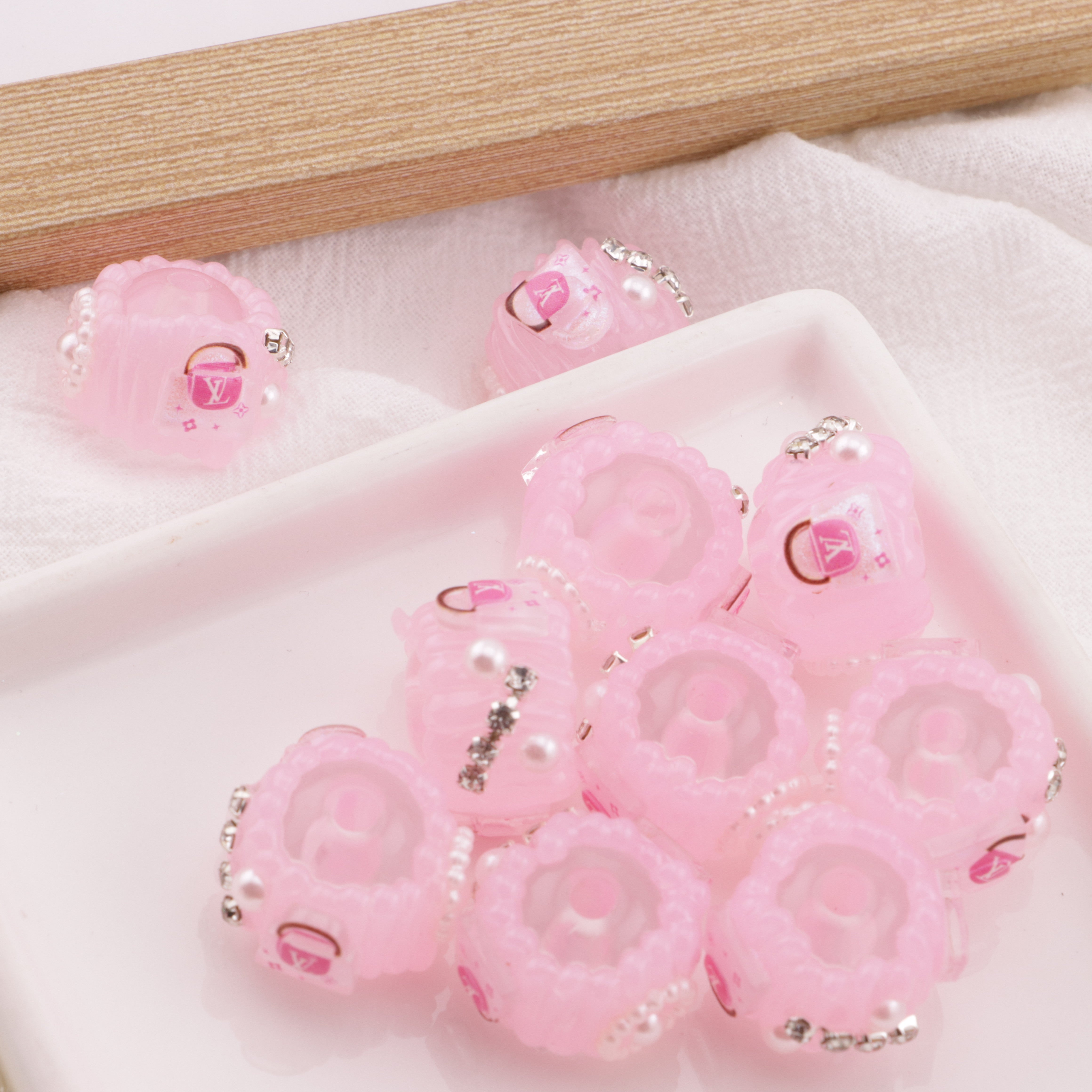 FS6310- About 15mm Lv Bags Fancy Hand - Painted Beads Zoe's DIY Shop