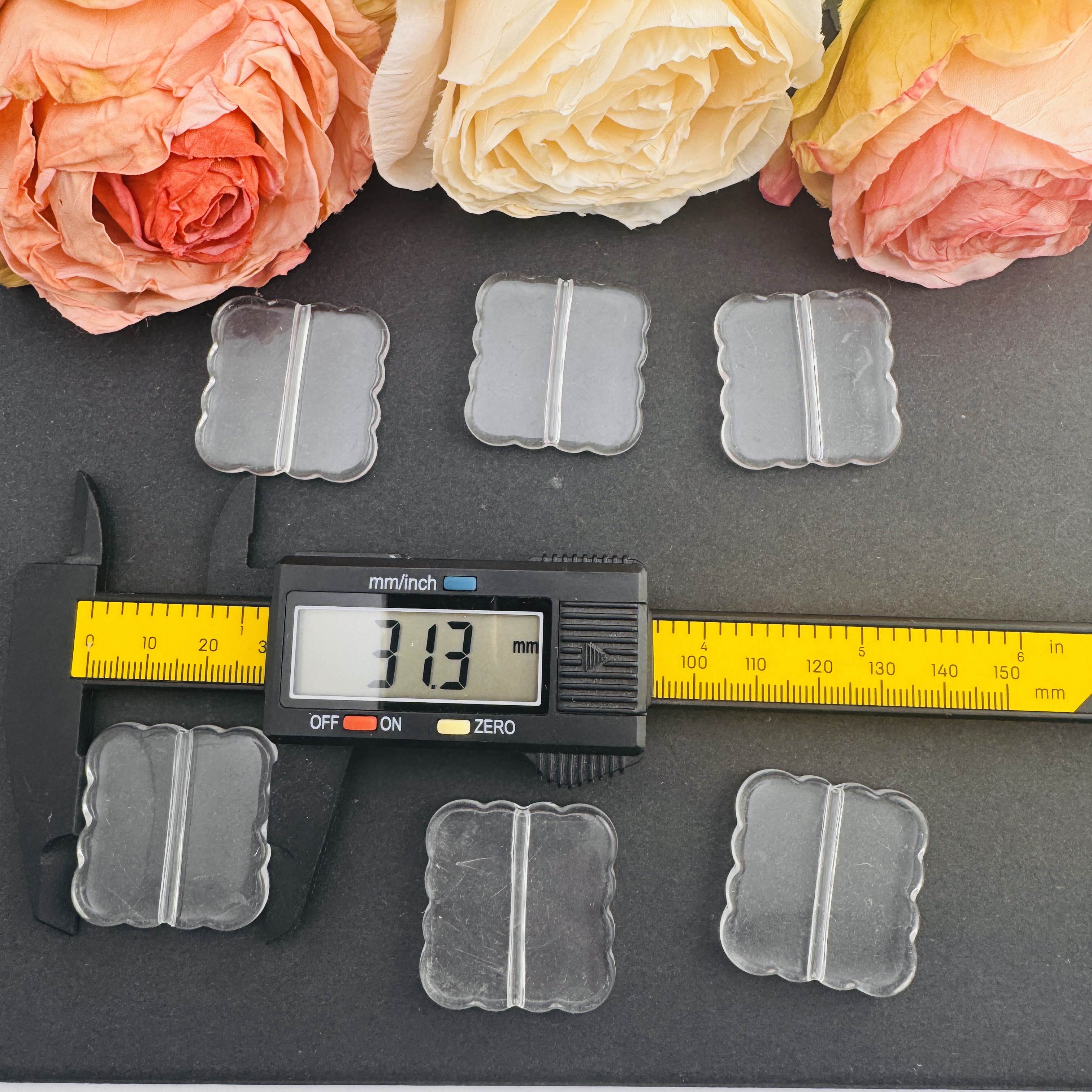 FS10157-About 32mm Wavy Square Clear Based Beads