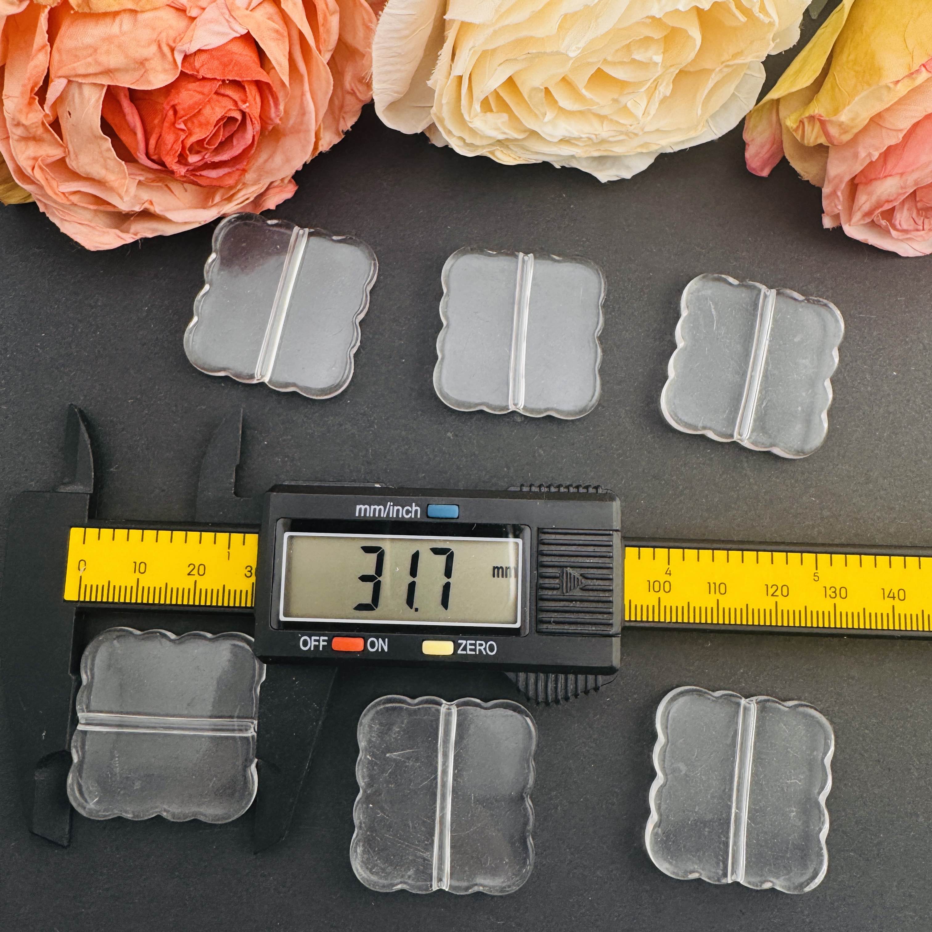 FS10157-About 32mm Wavy Square Clear Based Beads