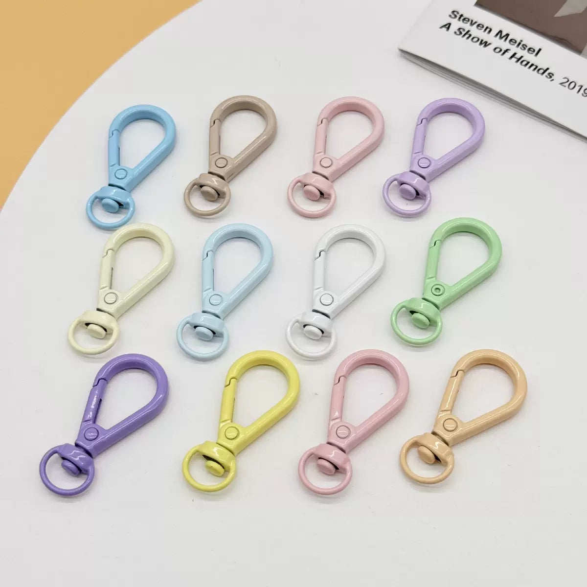 FS10176-Approximately 37×13×8mm Random Mixed Color Keychain