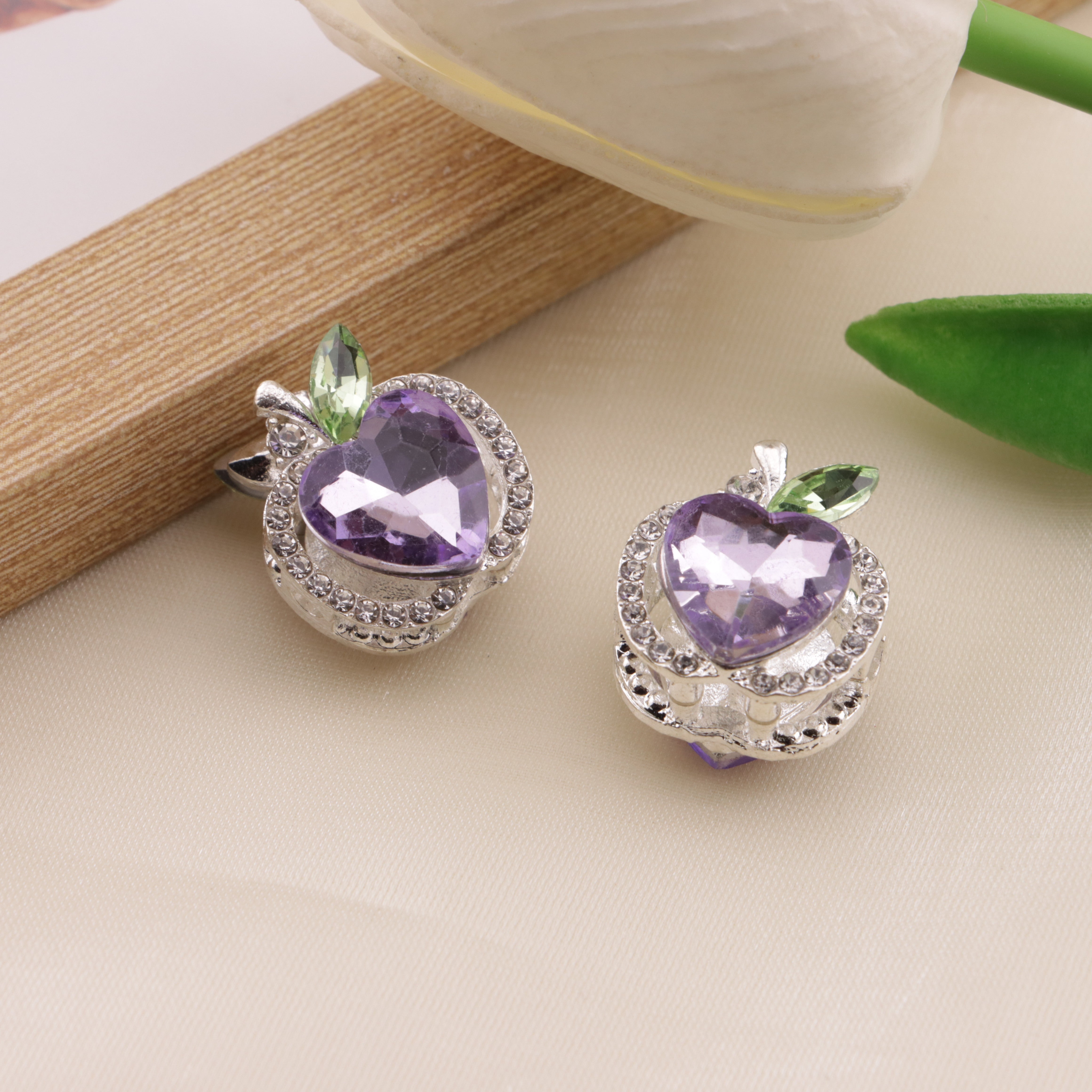 FS6493- Approximately 1.7×2×1.6Cm Apple Four-Way Alloy Beads Zoe's DIY Shop