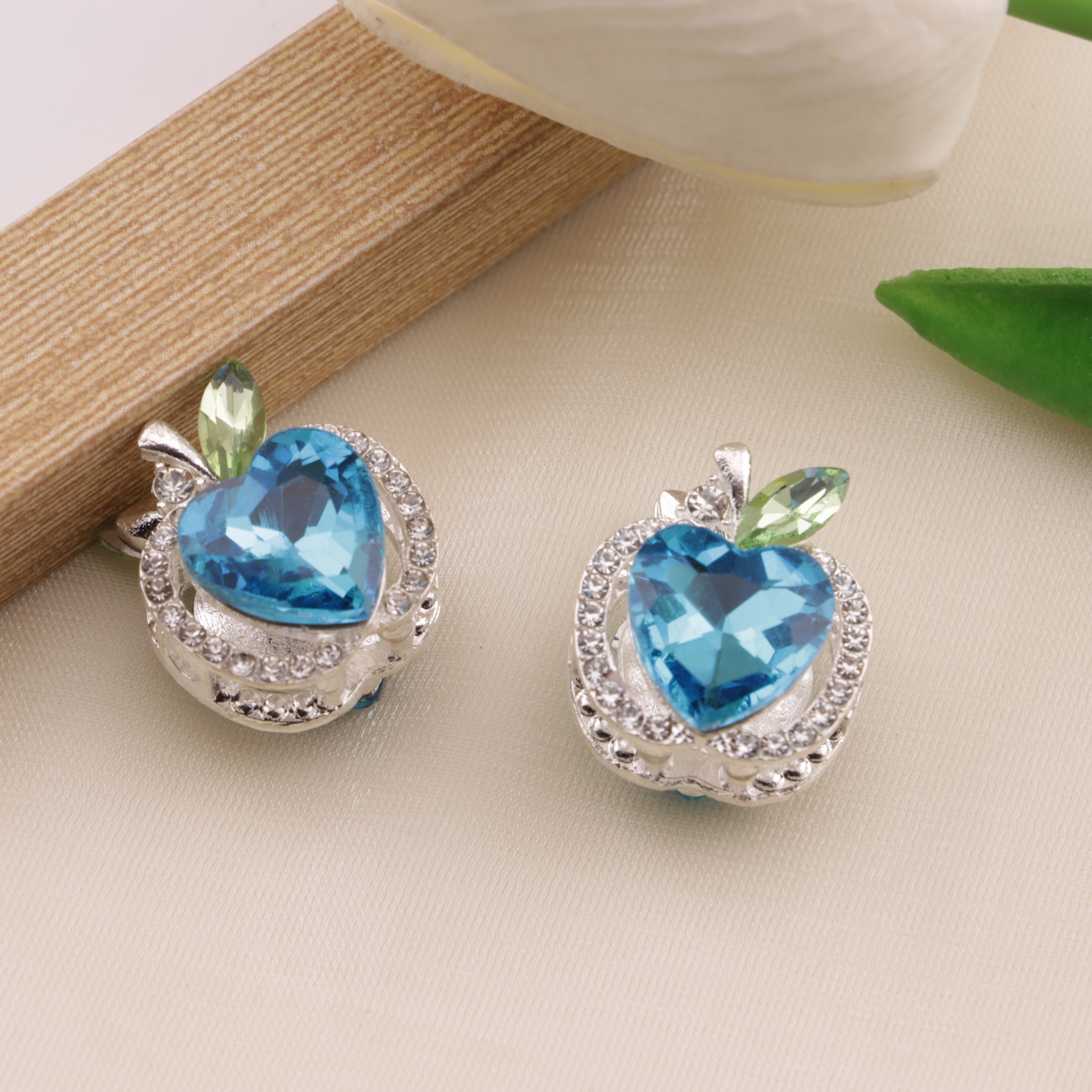 FS6493- Approximately 1.7×2×1.6Cm Apple Four-Way Alloy Beads Zoe's DIY Shop