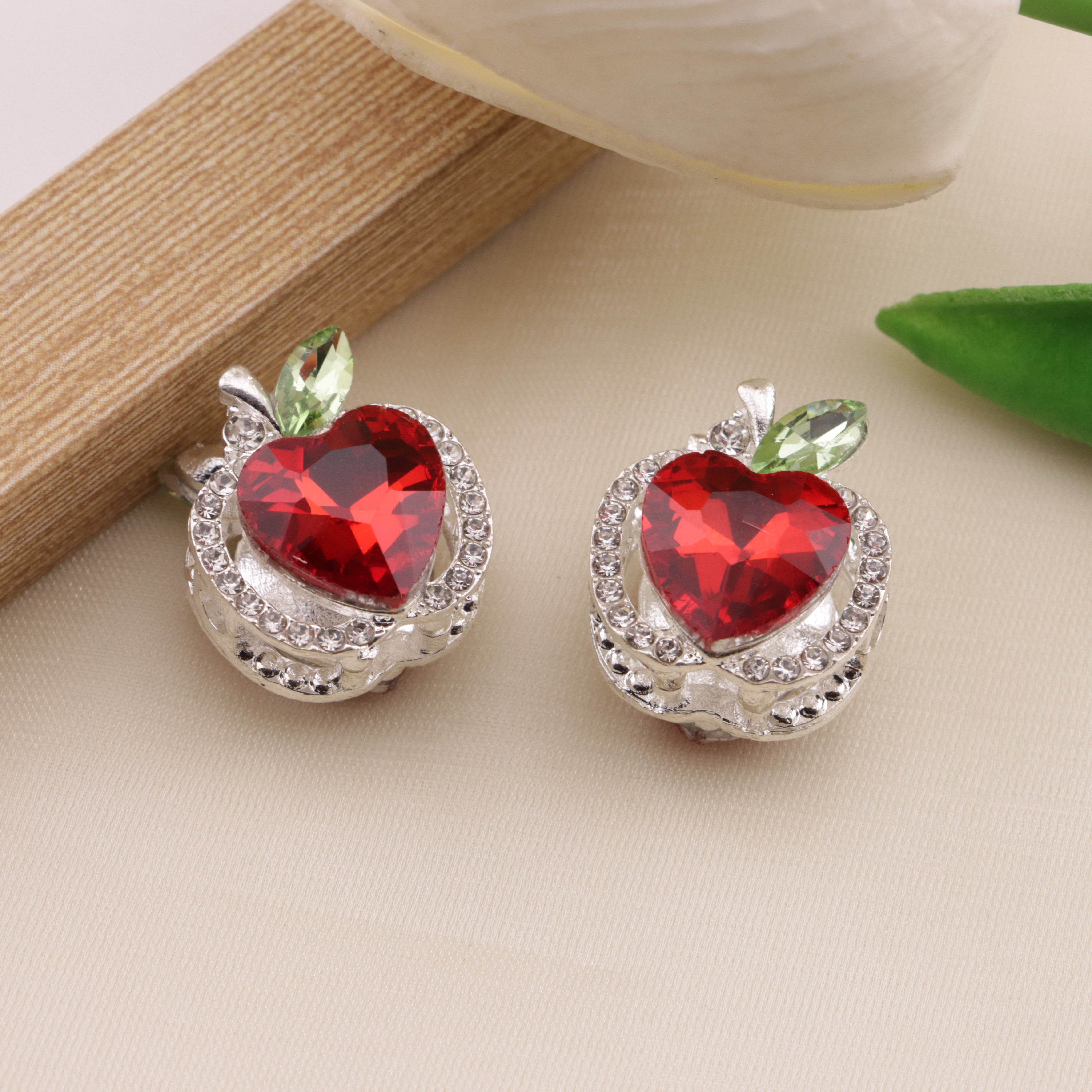 FS6493- Approximately 1.7×2×1.6Cm Apple Four-Way Alloy Beads Zoe's DIY Shop