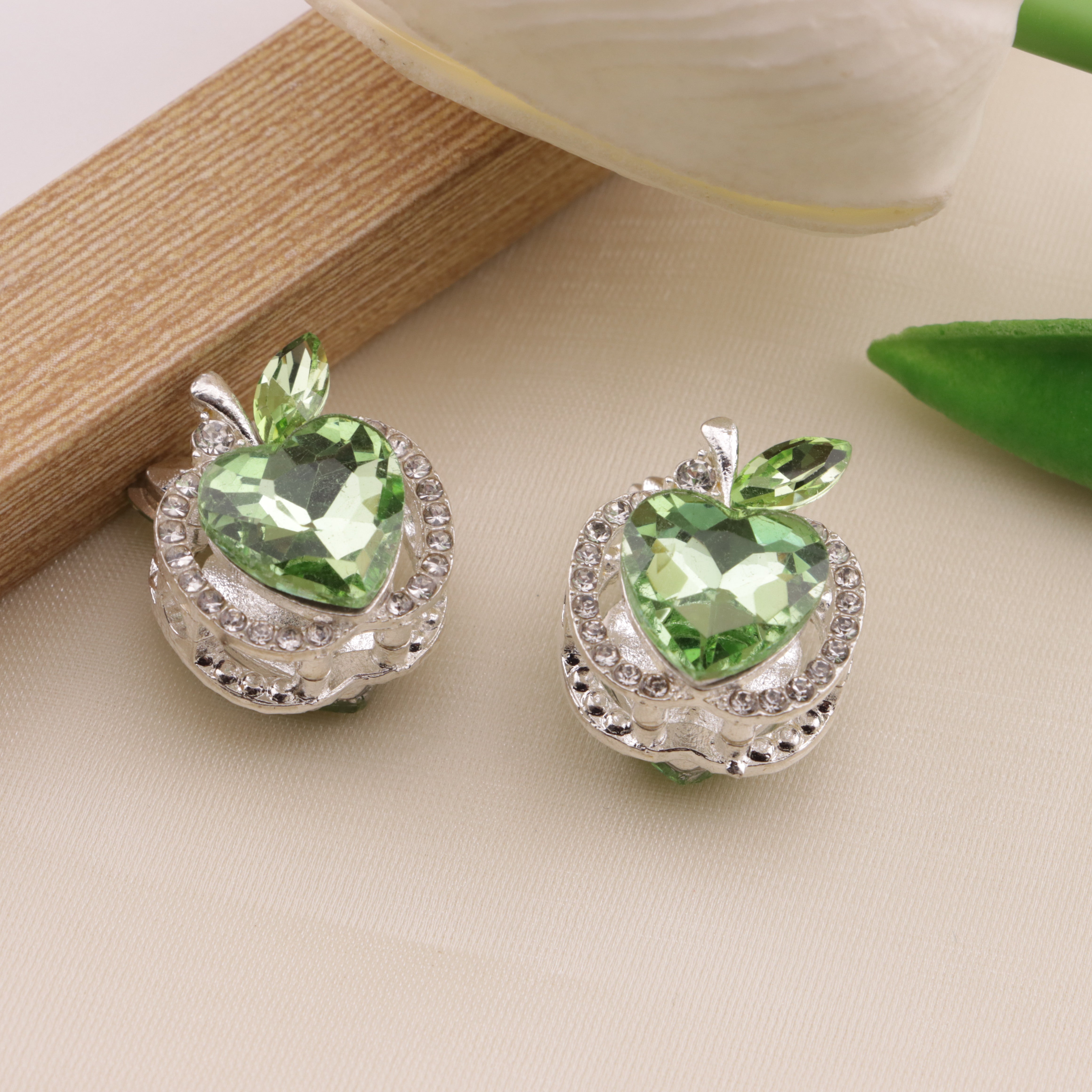 FS6493- Approximately 1.7×2×1.6Cm Apple Four-Way Alloy Beads Zoe's DIY Shop