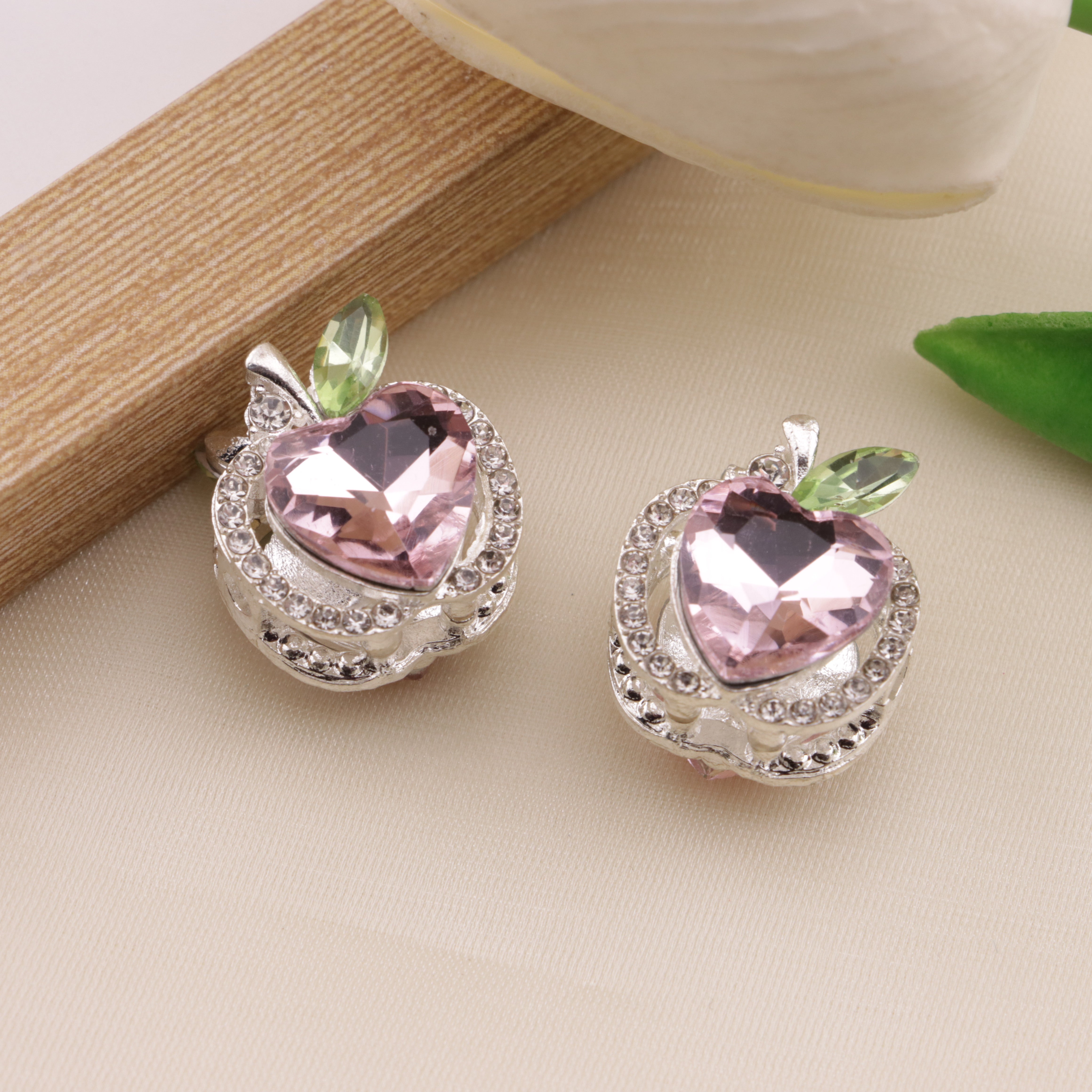 FS6493- Approximately 1.7×2×1.6Cm Apple Four-Way Alloy Beads Zoe's DIY Shop